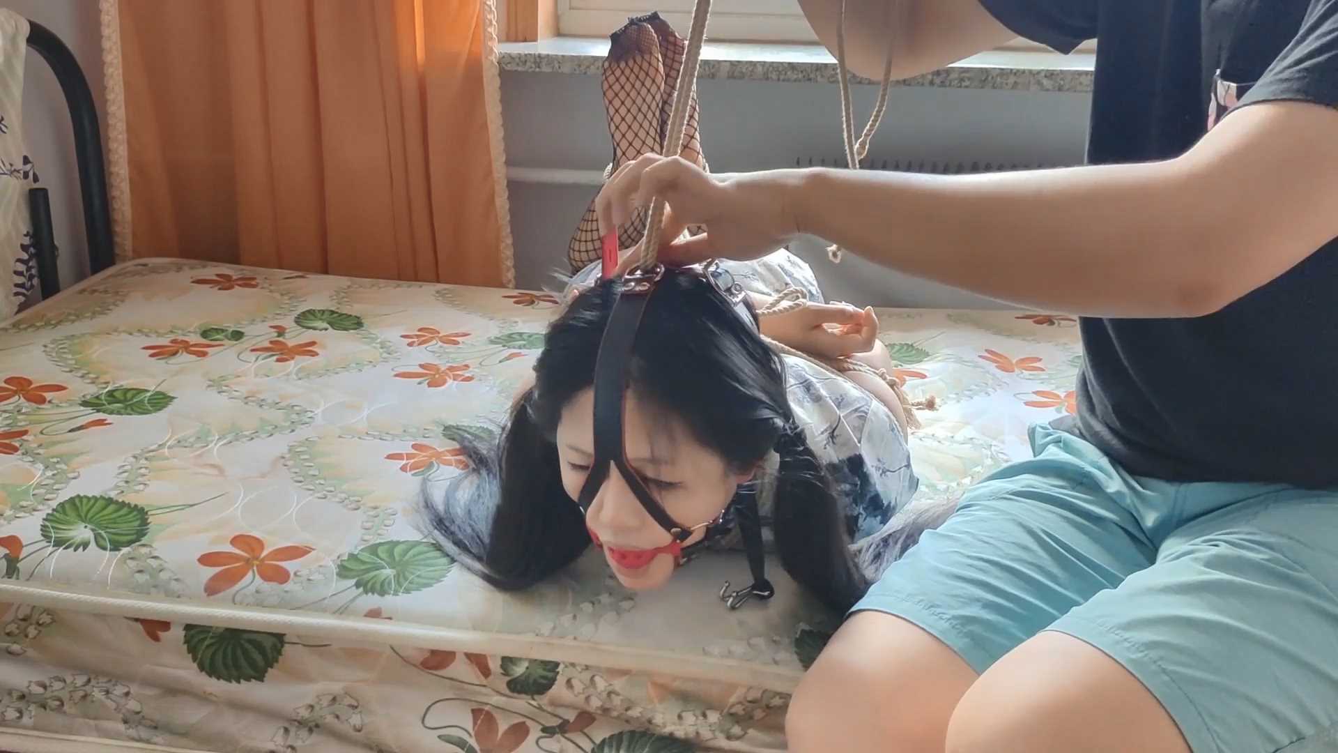 WNYC046 小美女诺诺渔网袜驷马紧缚.mp4_snapshot_07.18_[2025.02.22_18.38.01].jpg