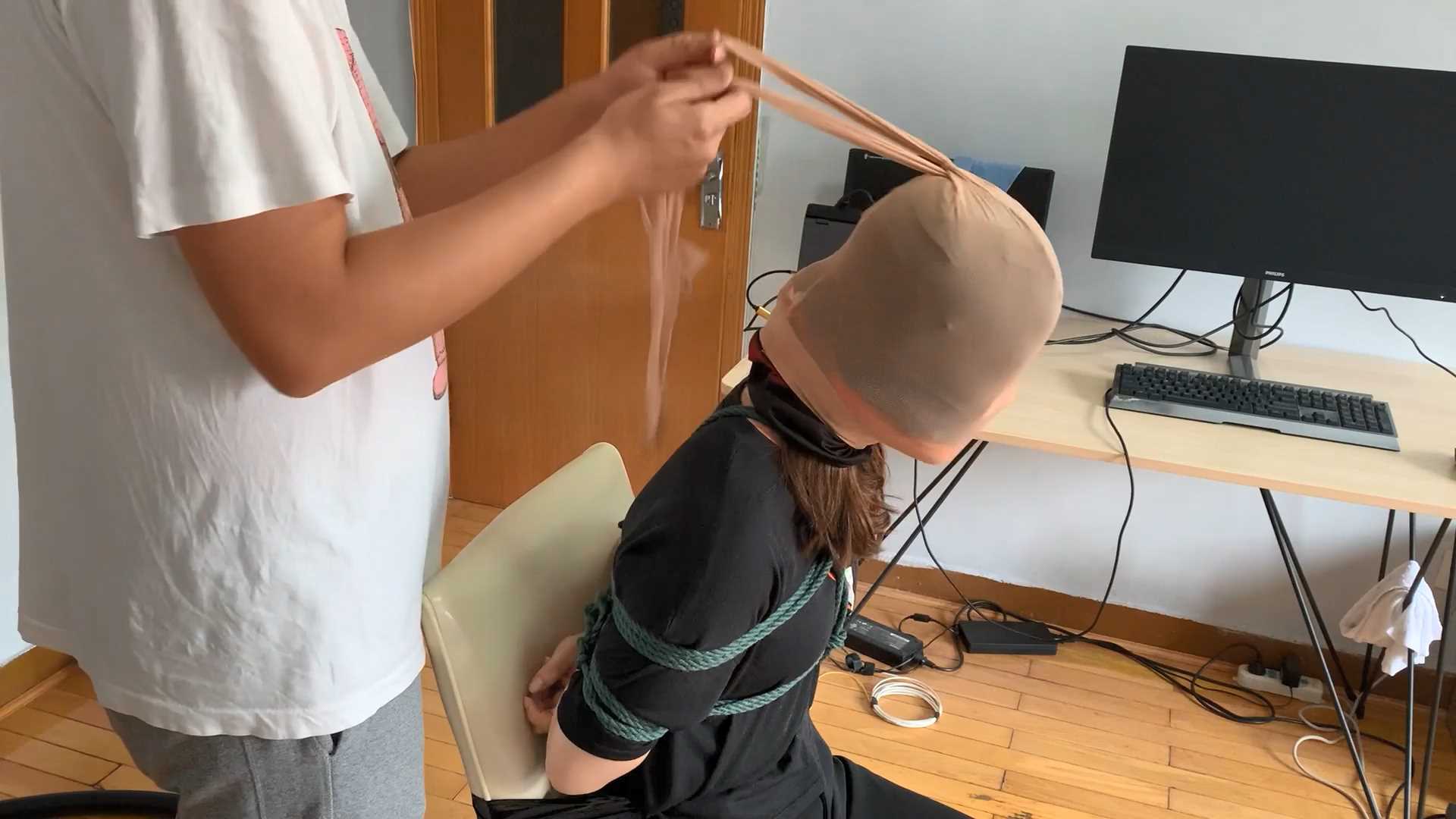 WNYC047 新妹子诗雅的丝袜套头的闷绝高手缚.mp4_snapshot_26.31_[2025.02.22_18.38.15].jpg