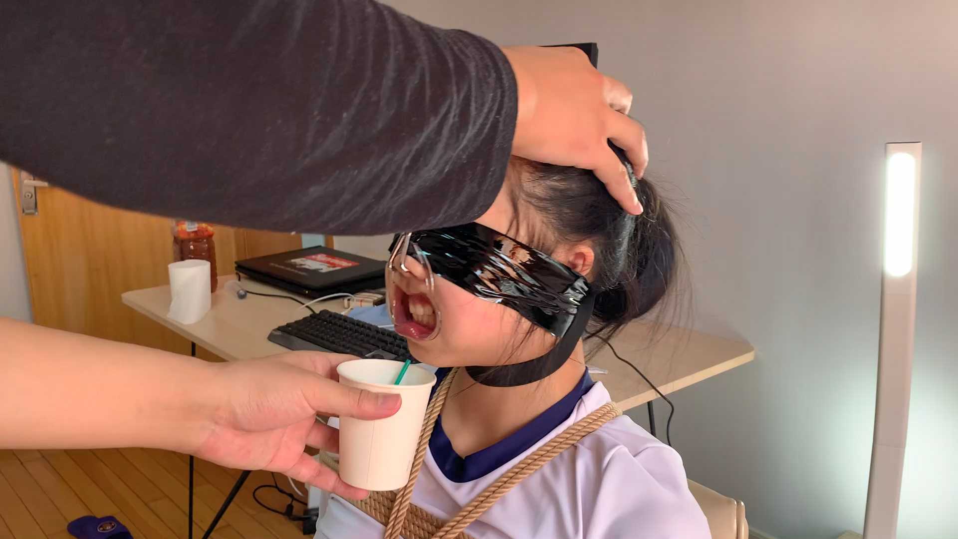 WNYC054 口水囚徒之青春妹子小倩的运动装桃缚.mp4_snapshot_22.39_[2025.02.22_18.39.21].jpg