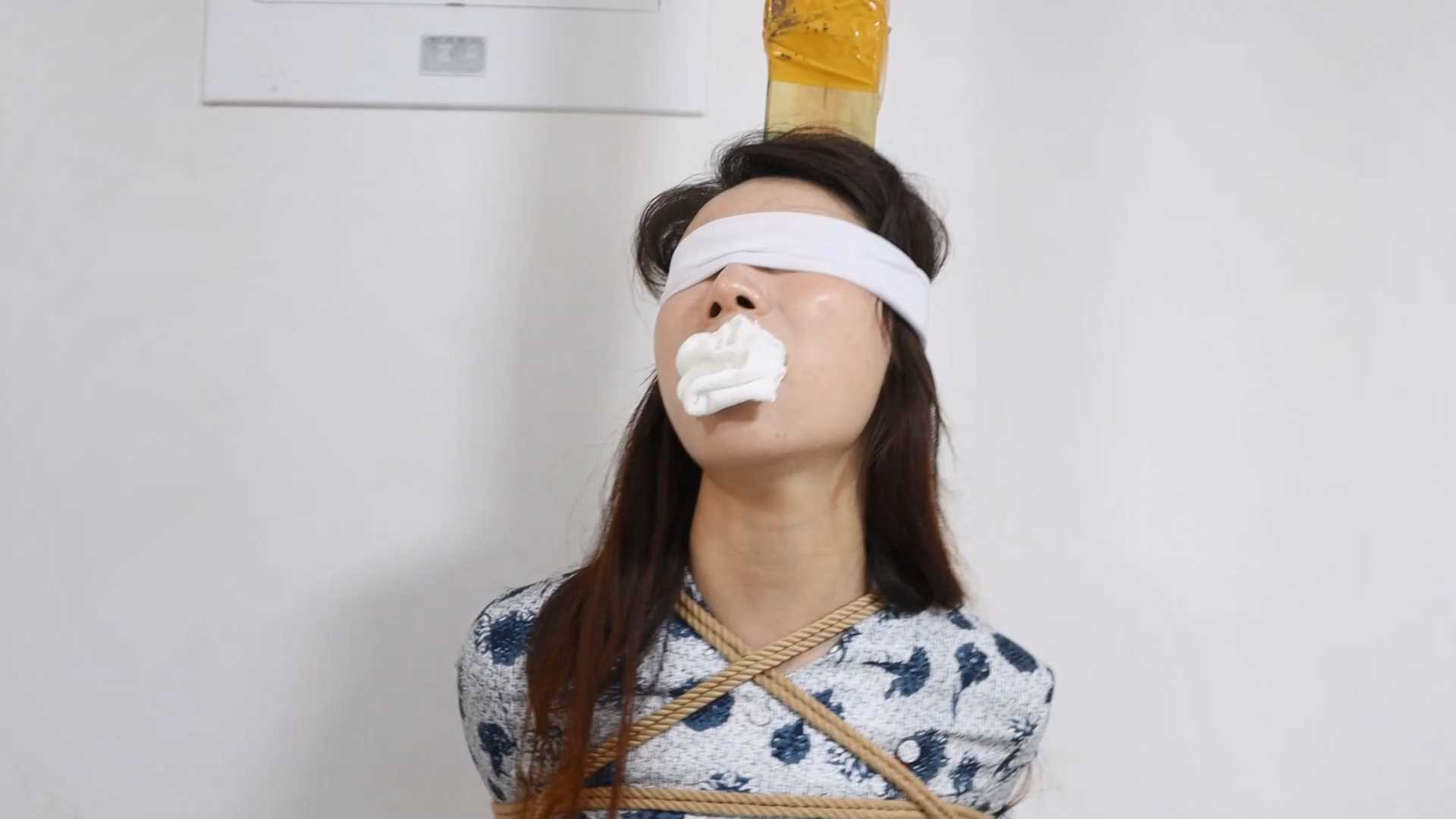 DYK079 绑架美女空姐柳洋 上集.mp4_snapshot_34.16_[2025.02.17_10.44.08].jpg