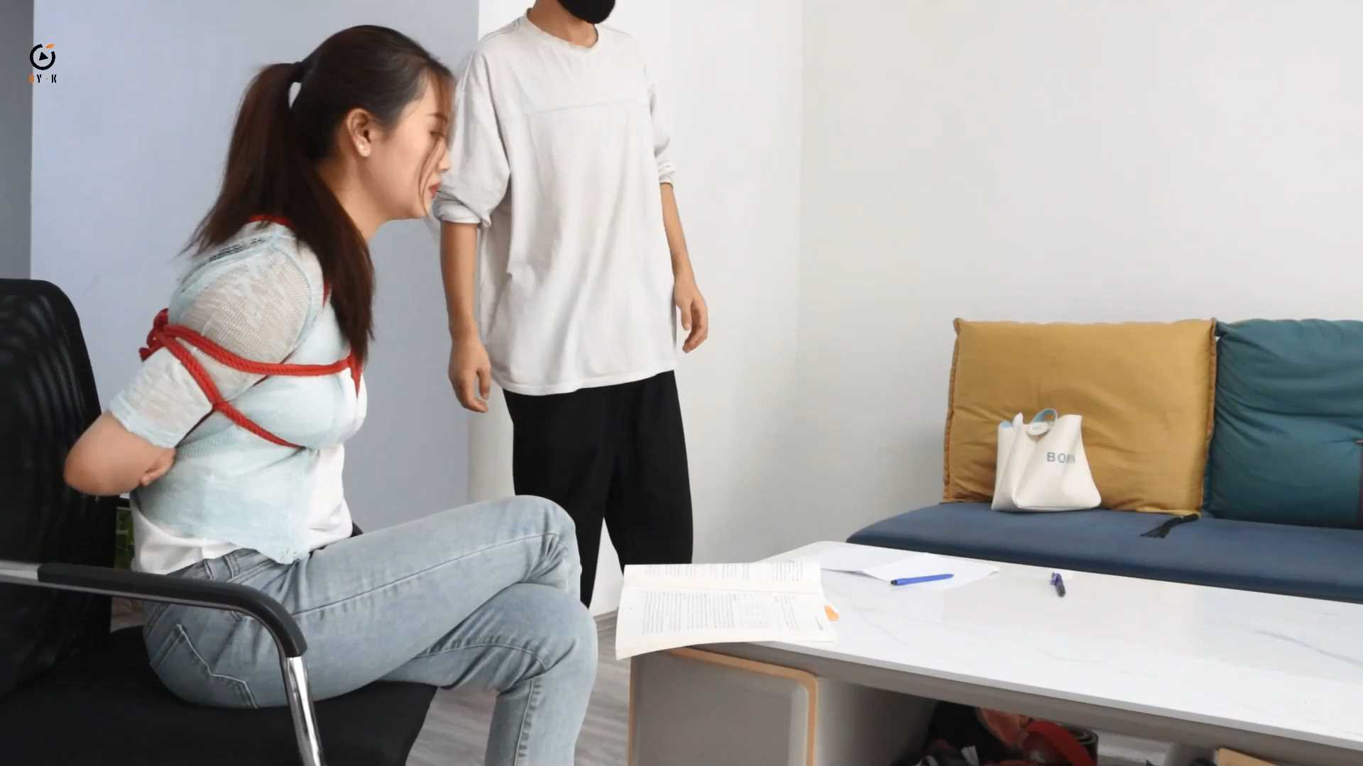 DYK084 古怪的家庭教师.mp4_snapshot_16.56_[2025.02.17_10.44.56].jpg