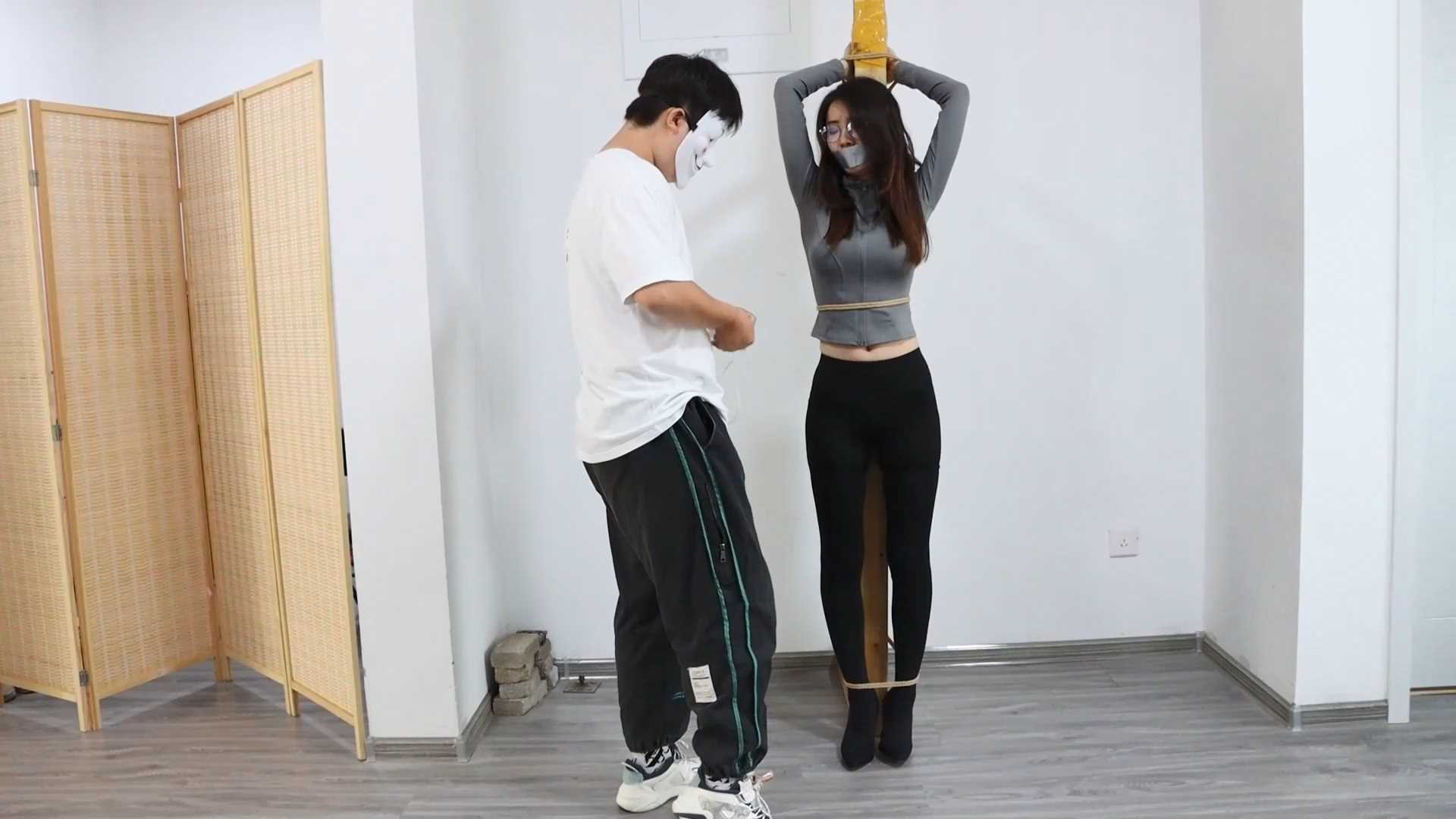 DYK094 变态老板 柳洋瑜伽服和袜靴.mp4_snapshot_17.30_[2025.02.17_10.46.46].jpg