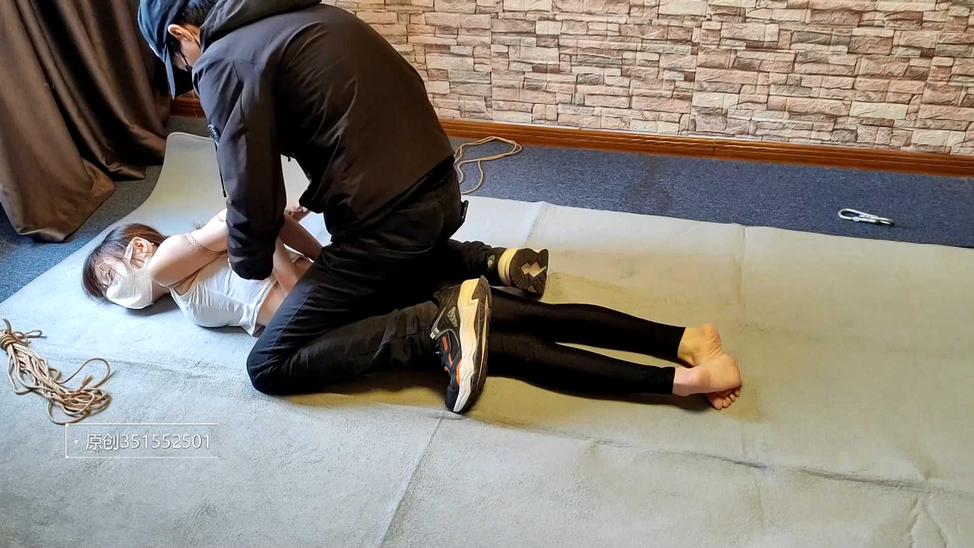 YS131 把喵喵绑到全身颤抖.mp4_snapshot_02.18_[2025.02.14_11.16.34].jpg