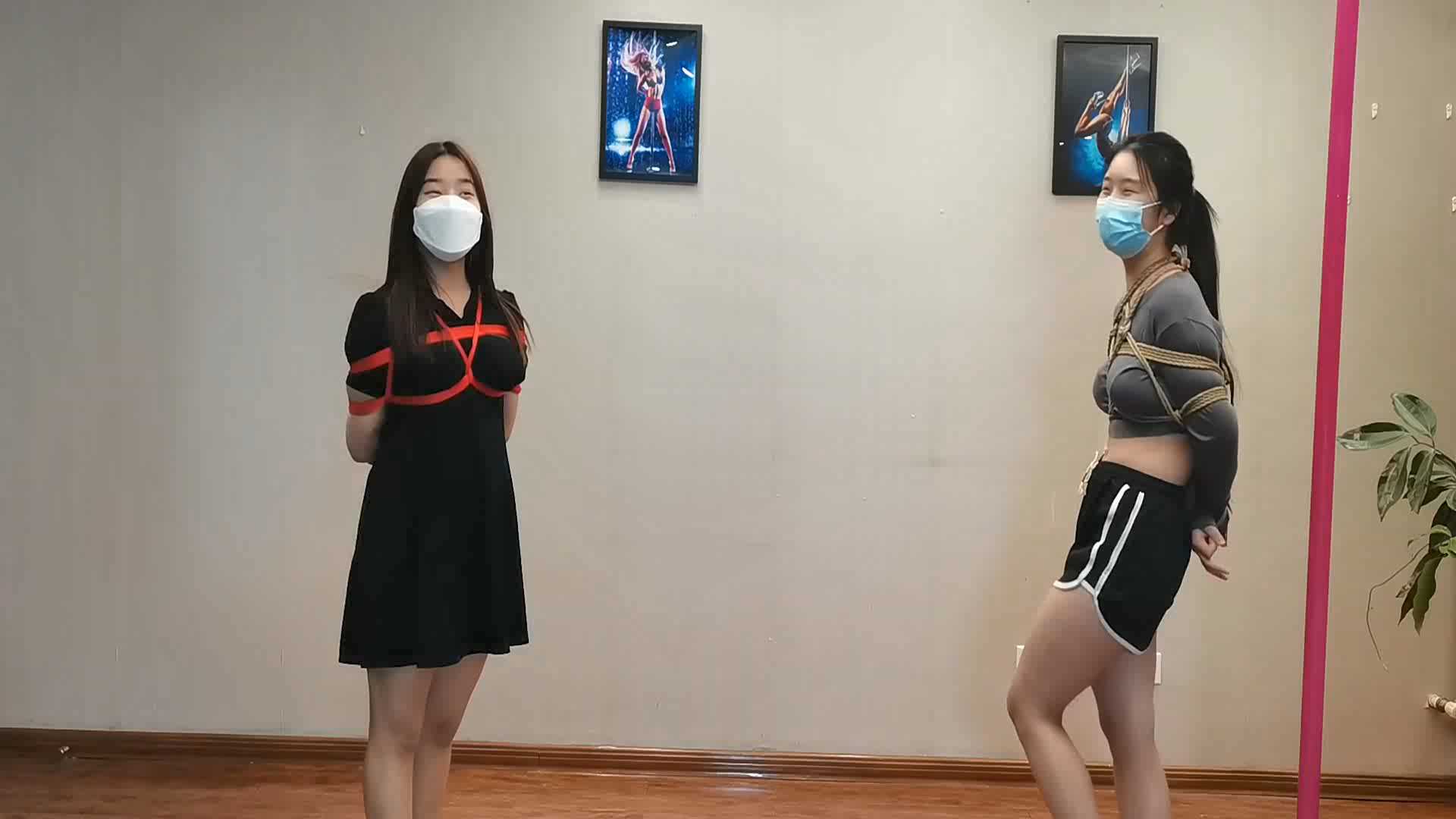 YS133 宋思琪和仙仙两个女孩捆绑玩游戏不亦乐乎.mp4_snapshot_09.43_[2025.02.14_11.16.56].jpg