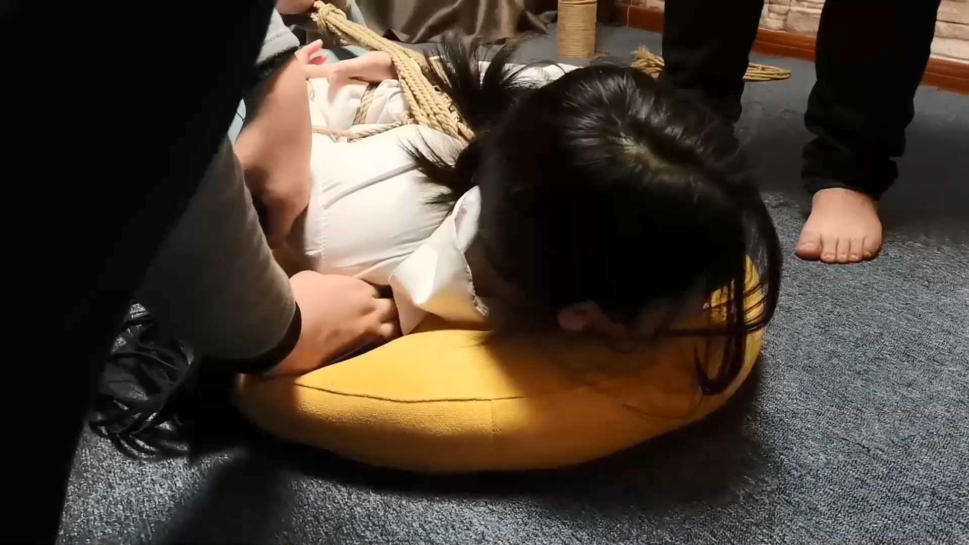 YS135 美女白领地下车库遭遇绑架调戏.mp4_snapshot_21.40_[2025.02.14_11.17.25].jpg