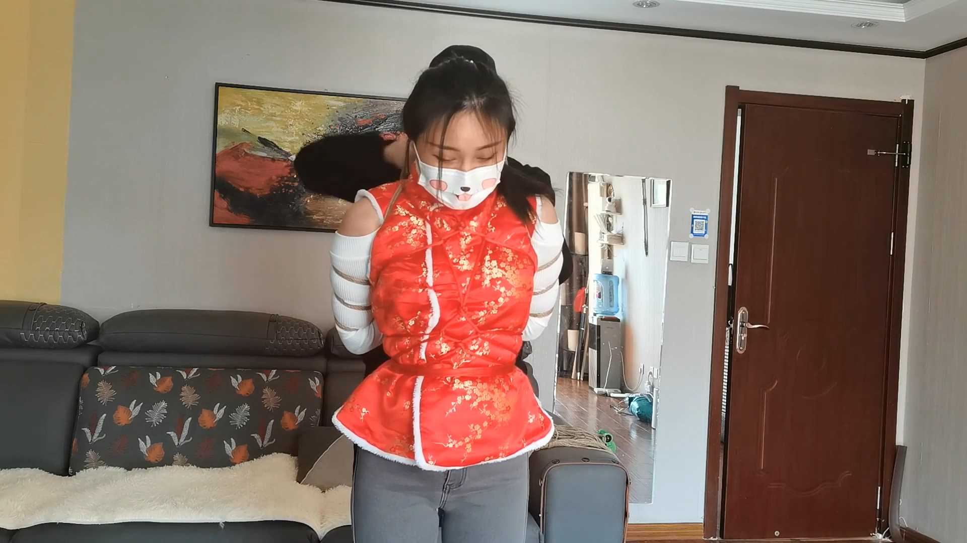 YS136 祝大家新年快乐，虽然双手被绑，也阻止不了美女诚挚的祝福.mp4_snapshot_03.30_.jpg