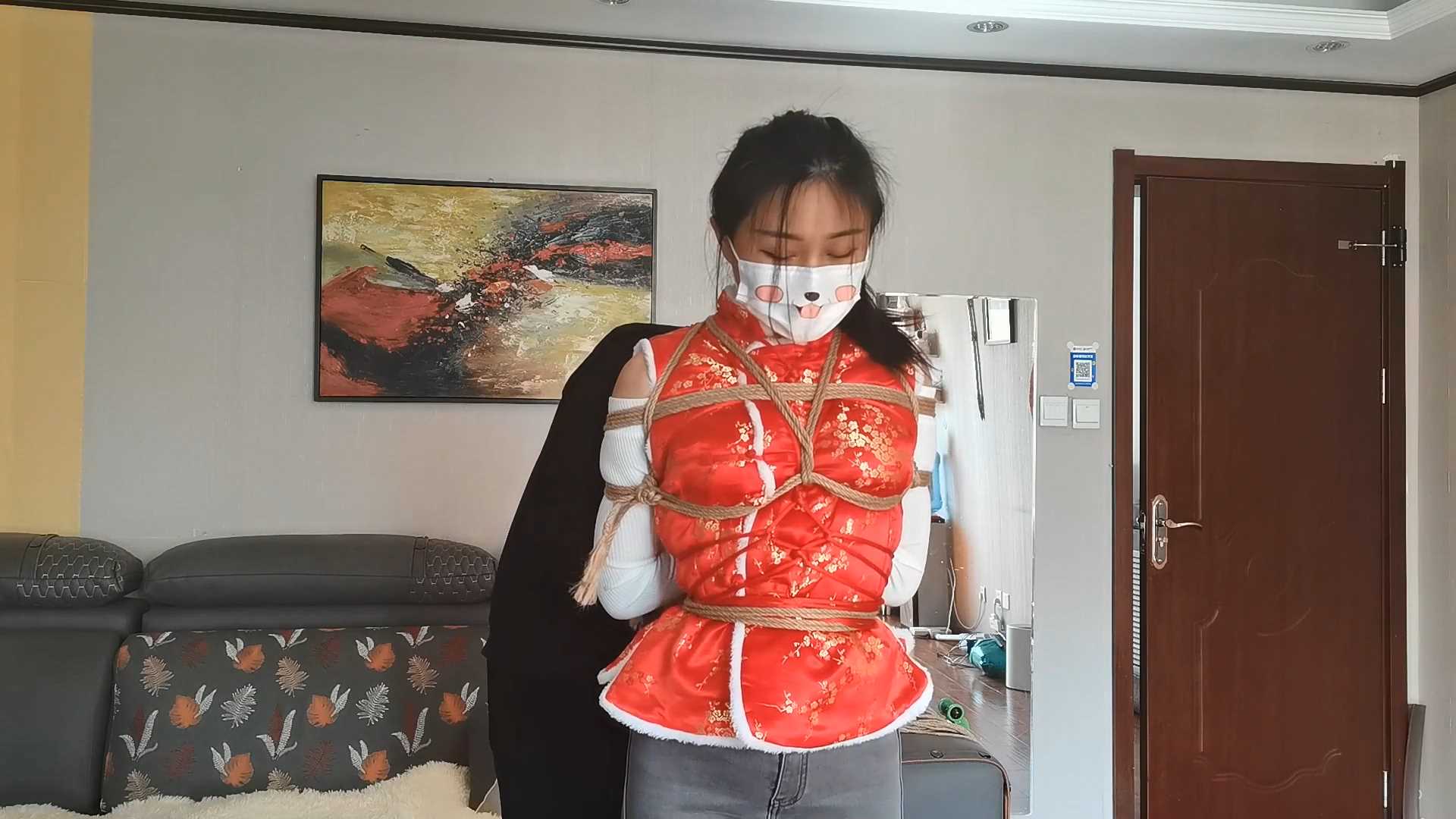 YS136 祝大家新年快乐，虽然双手被绑，也阻止不了美女诚挚的祝福.mp4_snapshot_11.50_.jpg