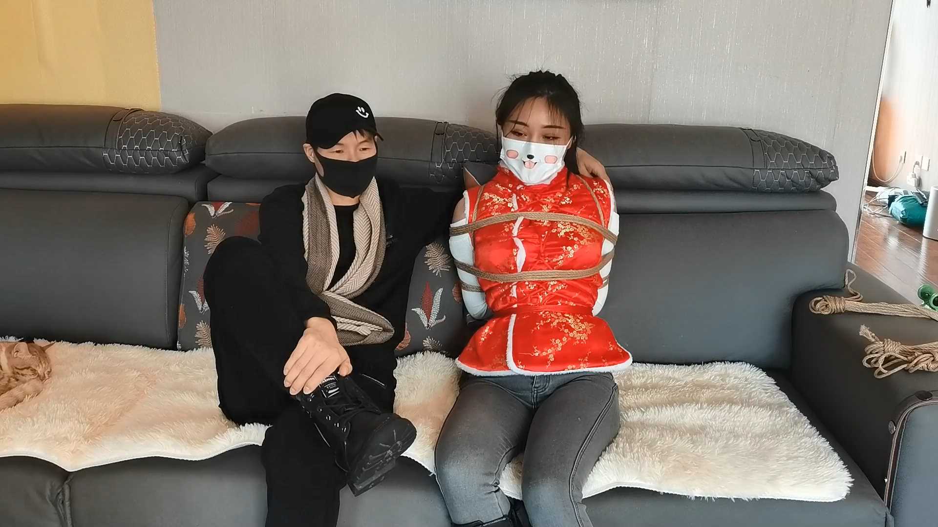 YS136 祝大家新年快乐，虽然双手被绑，也阻止不了美女诚挚的祝福.mp4_snapshot_27.40_.jpg