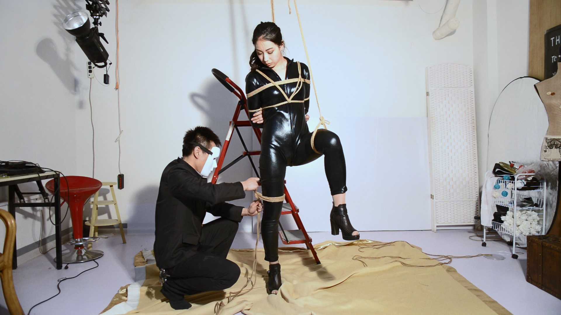SLZZ062 谍战大制作 对战悬吊酷刑.MP4_snapshot_22.06_[2025.02.14_11.49.03].jpg