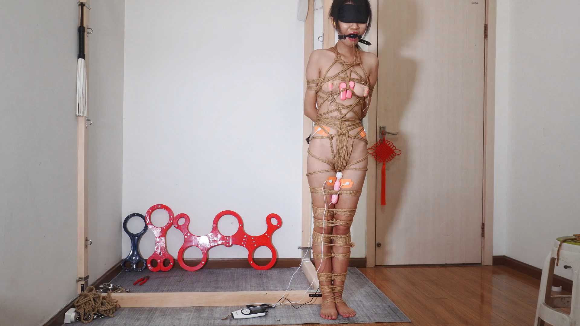 LYB080 严密紧缚放置调教(肉色胶带股绳遮挡无漏点).mp4_snapshot_39.58_[2025.02.20_1.jpg