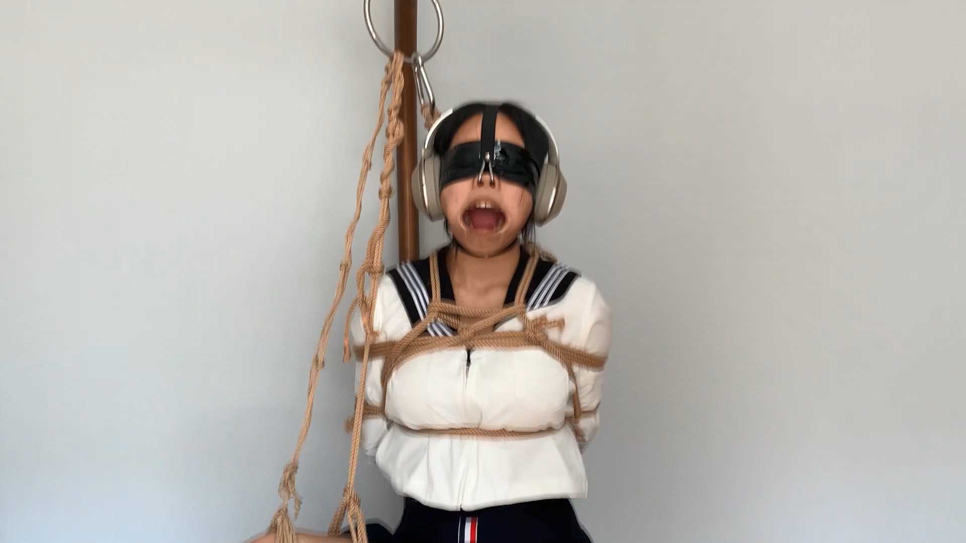 WNYC082 白袜单腿吊缚，封锁视觉听觉.mp4_snapshot_10.19_[2025.02.22_18.44.19].jpg