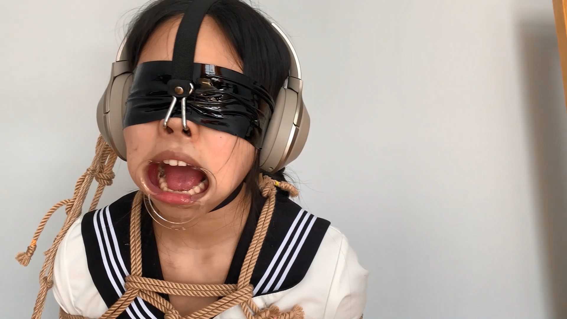 WNYC082 白袜单腿吊缚，封锁视觉听觉.mp4_snapshot_19.03_[2025.02.22_18.44.23].jpg