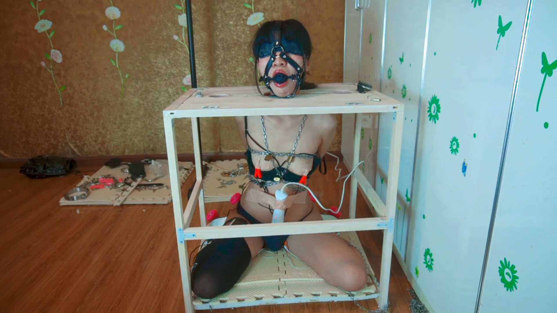 LYB081 拘束游戏上，极限调教，超多道具玩法，挑战冷酱承受极限.MP4_snapshot_00.59.2.jpg