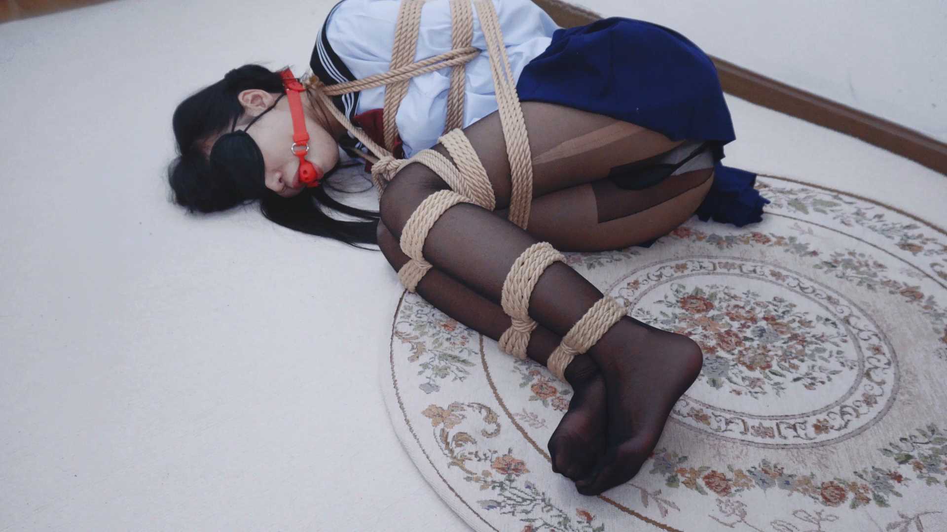 LYB083 冷酱黑丝JK制服口球、眼罩捆绑放置.mp4_snapshot_15.54_[2025.02.20_19.46.35].jpg