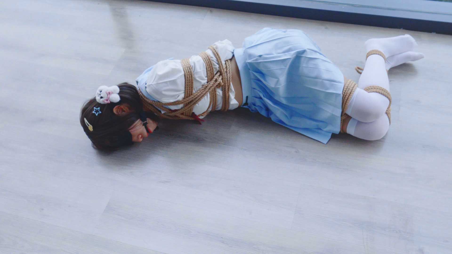 LYB087 清幽山水居露台捆绑放置小姐姐.mp4_snapshot_11.49_[2025.02.20_19.47.34].jpg