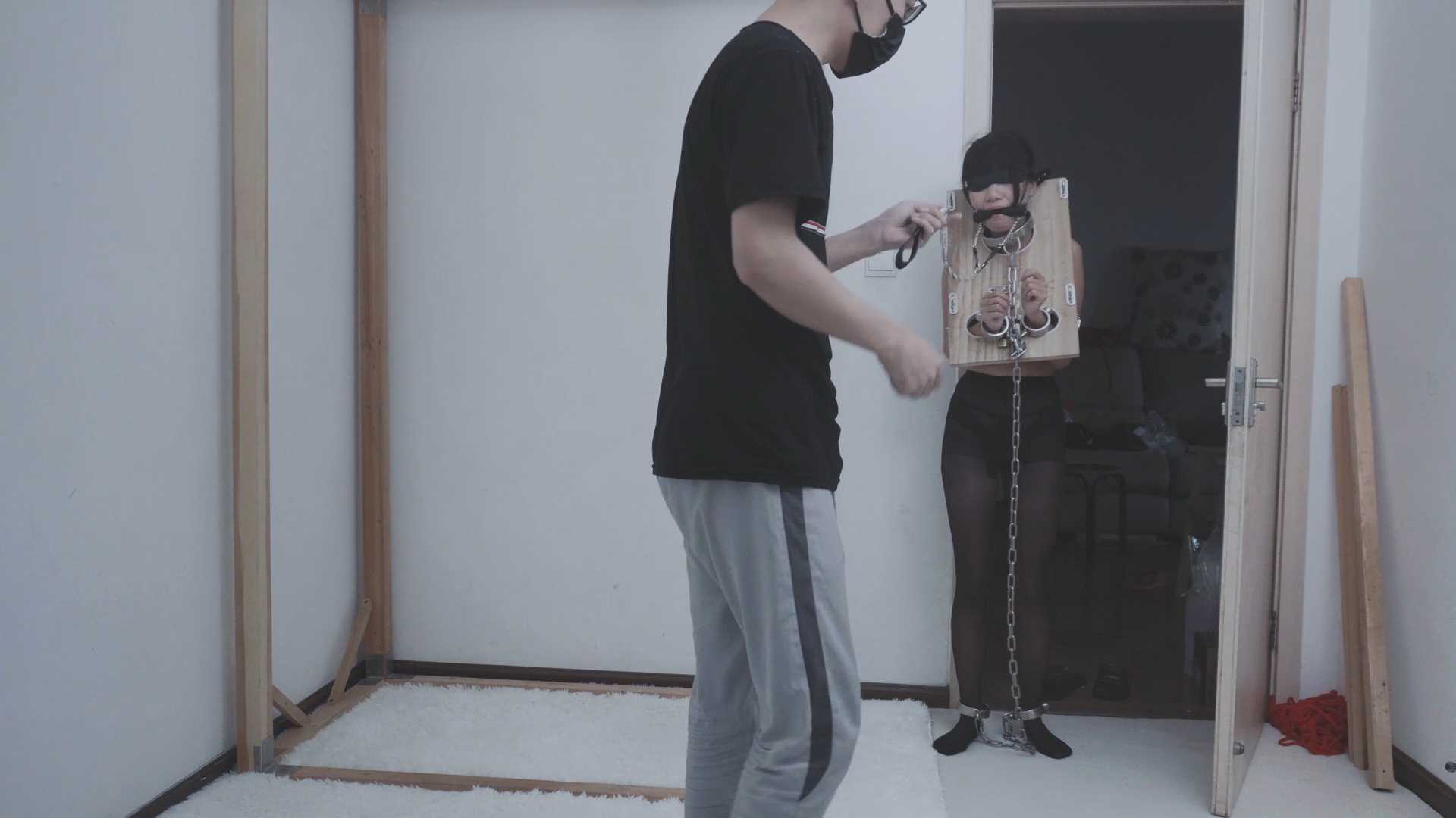 LYB093 黑丝内衣镣铐木架口球.mp4_snapshot_00.01_[2025.02.20_19.49.29].jpg