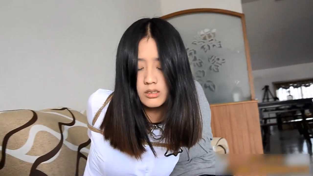 SXYC401 素描老师制服黑丝铐 绳绑，遛狗式爬行.mp4_snapshot_14.21_[2025.02.27_18.42.02].jpg