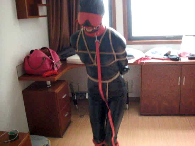 SXYC465 全包紧身衣,手铐,口塞,紧缚,调焦,游戏.MP4_snapshot_40.37_[2025.02.27_18.56.56].jpg