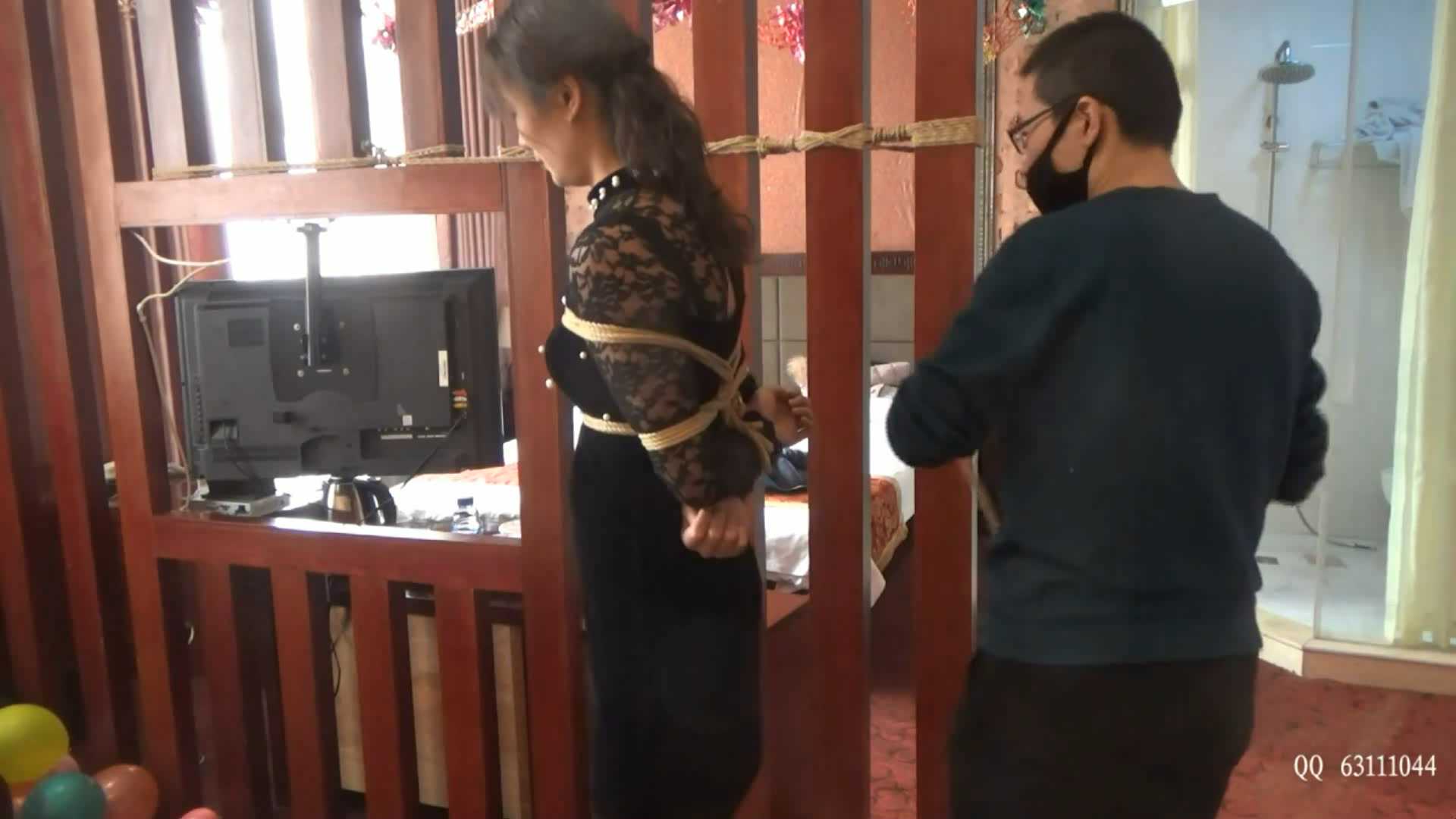 SXYC510 黑衣绳奴 双腿张开高吊 股绳 黑丝 金色高根 白色超薄丝巾蒙面 呻吟迷离 刺激.jpg