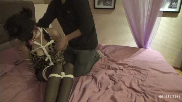 SXYC568 小M柔柔妹子 黑丝高跟豹纹 2 捆绑 手铐驷马马具口塞 床上戏弄挣扎不脱.MP4_sn.jpg