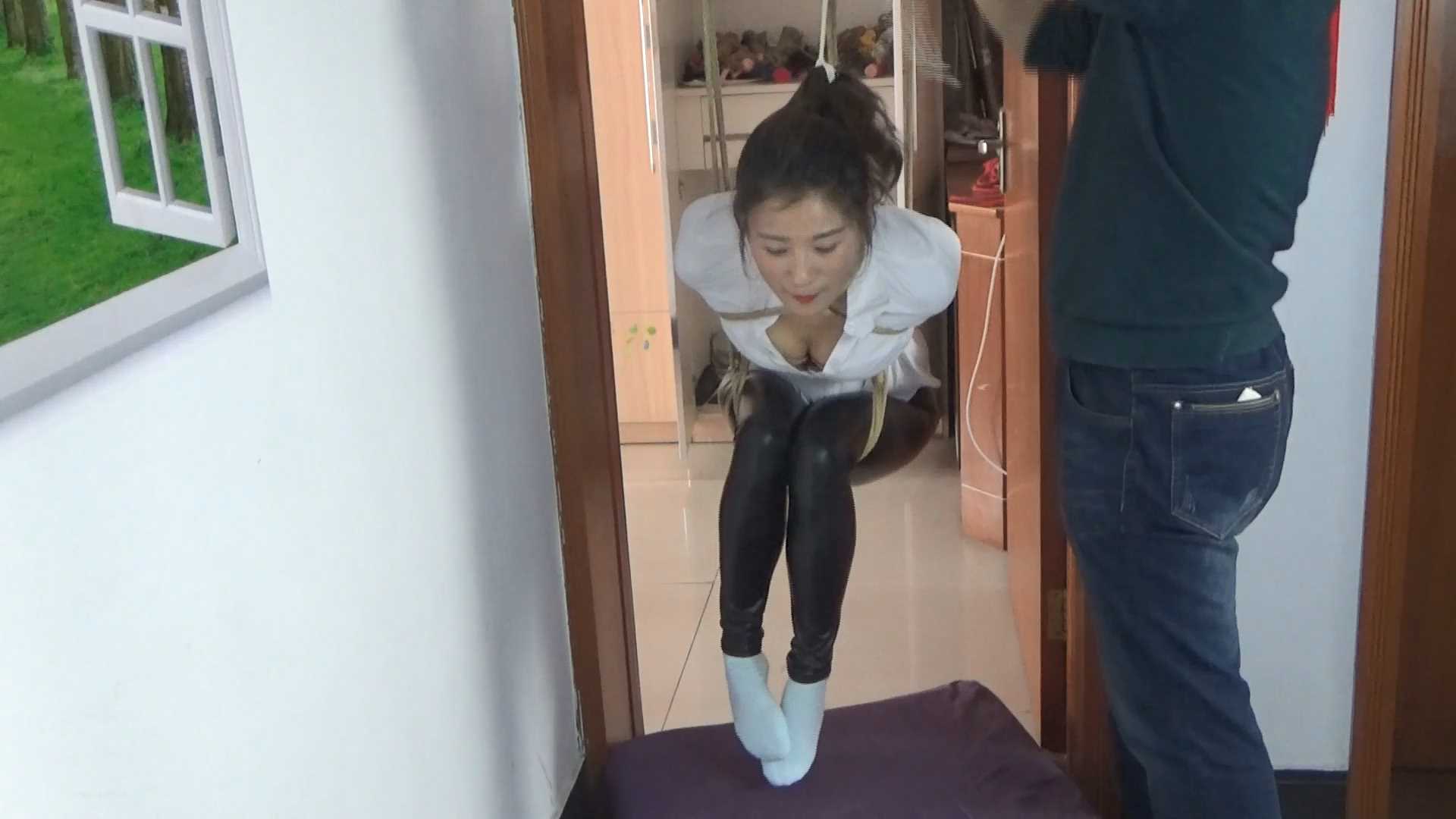 SXYC868 白衬衣皮裤白短袜 丝袜 胶布堵嘴 直臂悬吊.mp4_snapshot_05.24_[2025.02.28_1.jpg