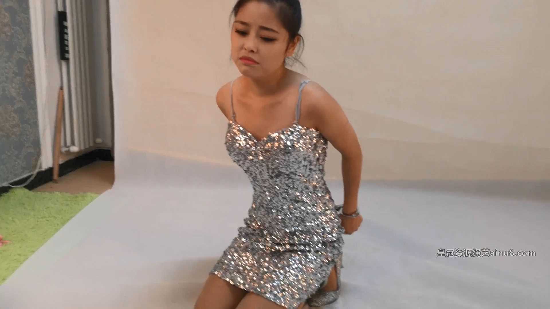 SXYC889 柔韧性超好的女孩五花大绑手铐脚镣热舞.mp4_snapshot_23.43_[2025.02.28_15.34.02].jpg
