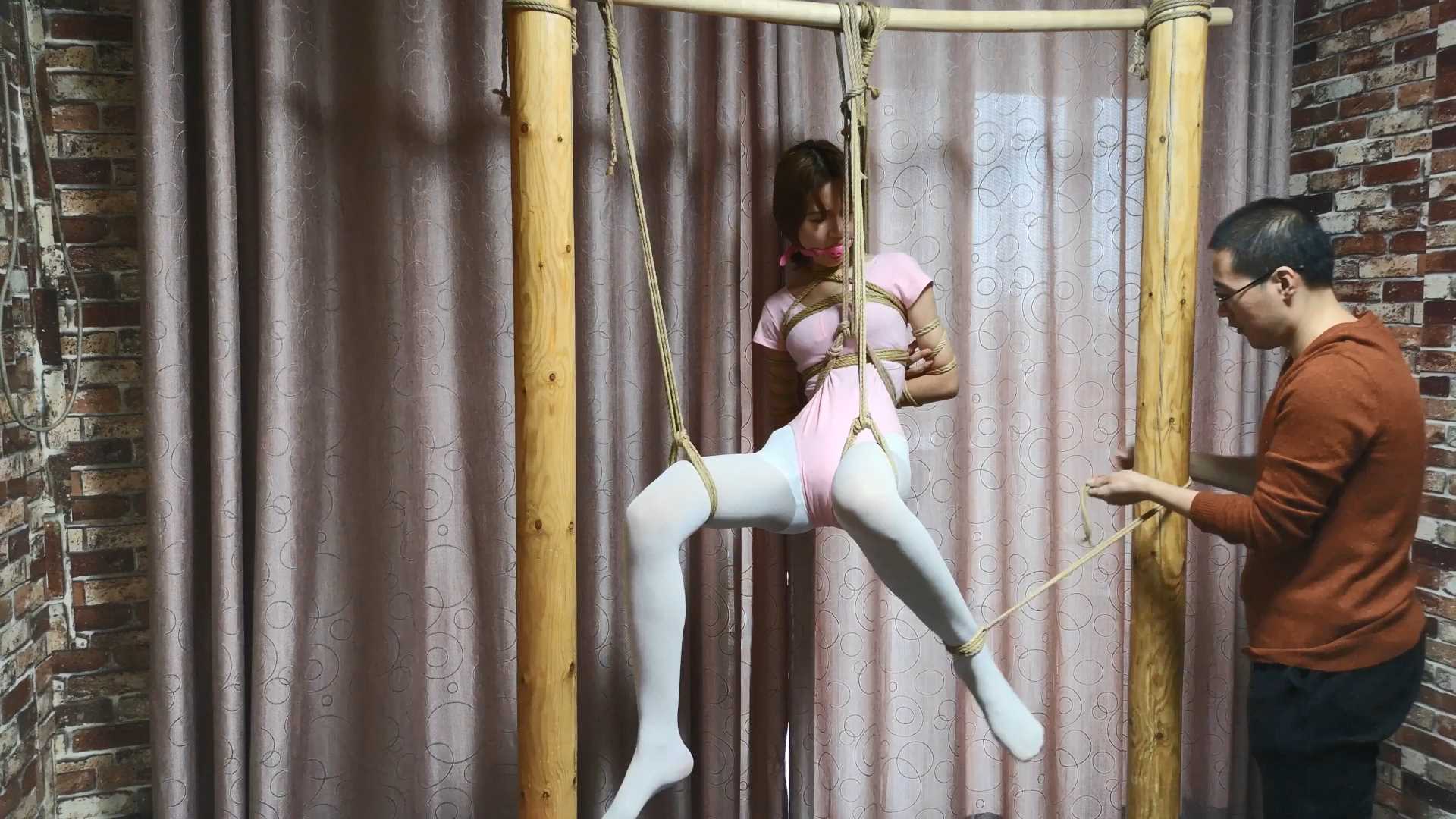 SXYC506 媛媛体操服美女的责罚 白丝五花紧缚 SP口球 脚尖垫 分腿凌空悬吊.mp4_snapsho.jpg