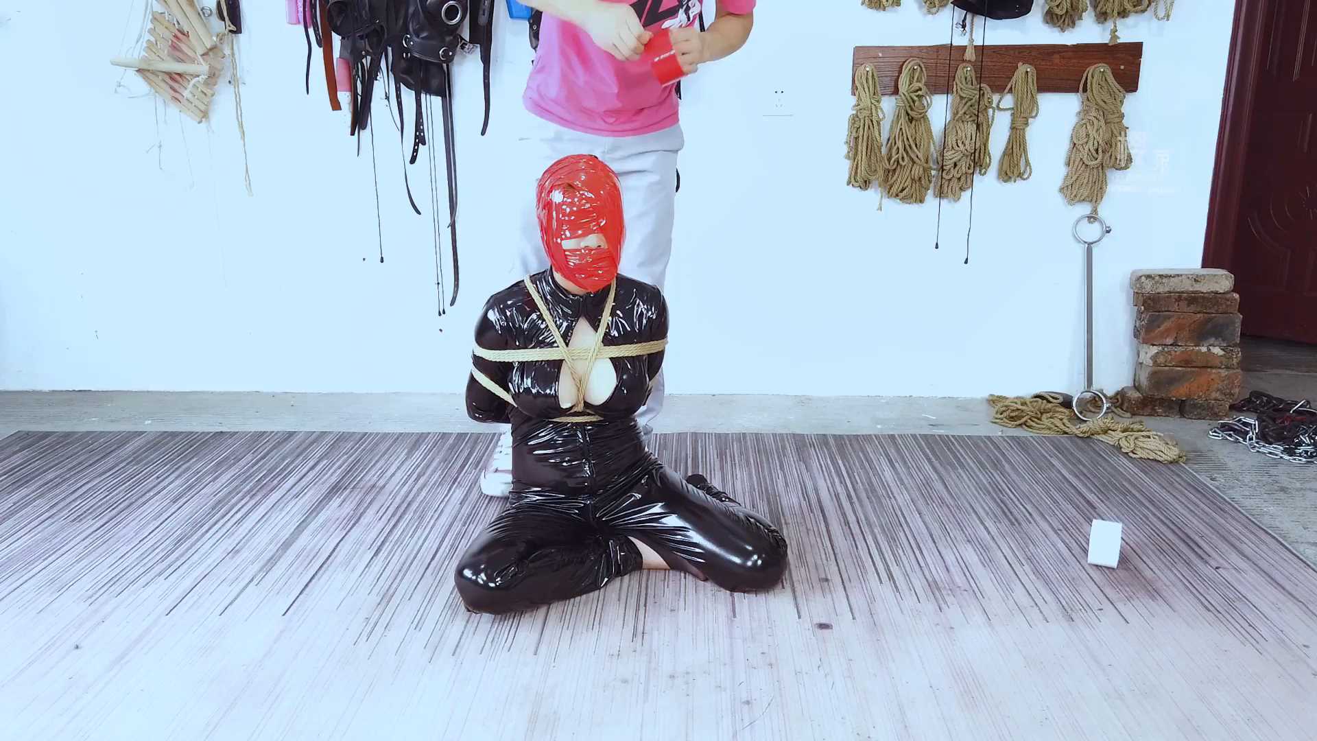 YS070 搜查官头部全封踮脚吊缚，型架固定调教.mp4_snapshot_00.07.55_[2025.02.26_09.11.26].jpg