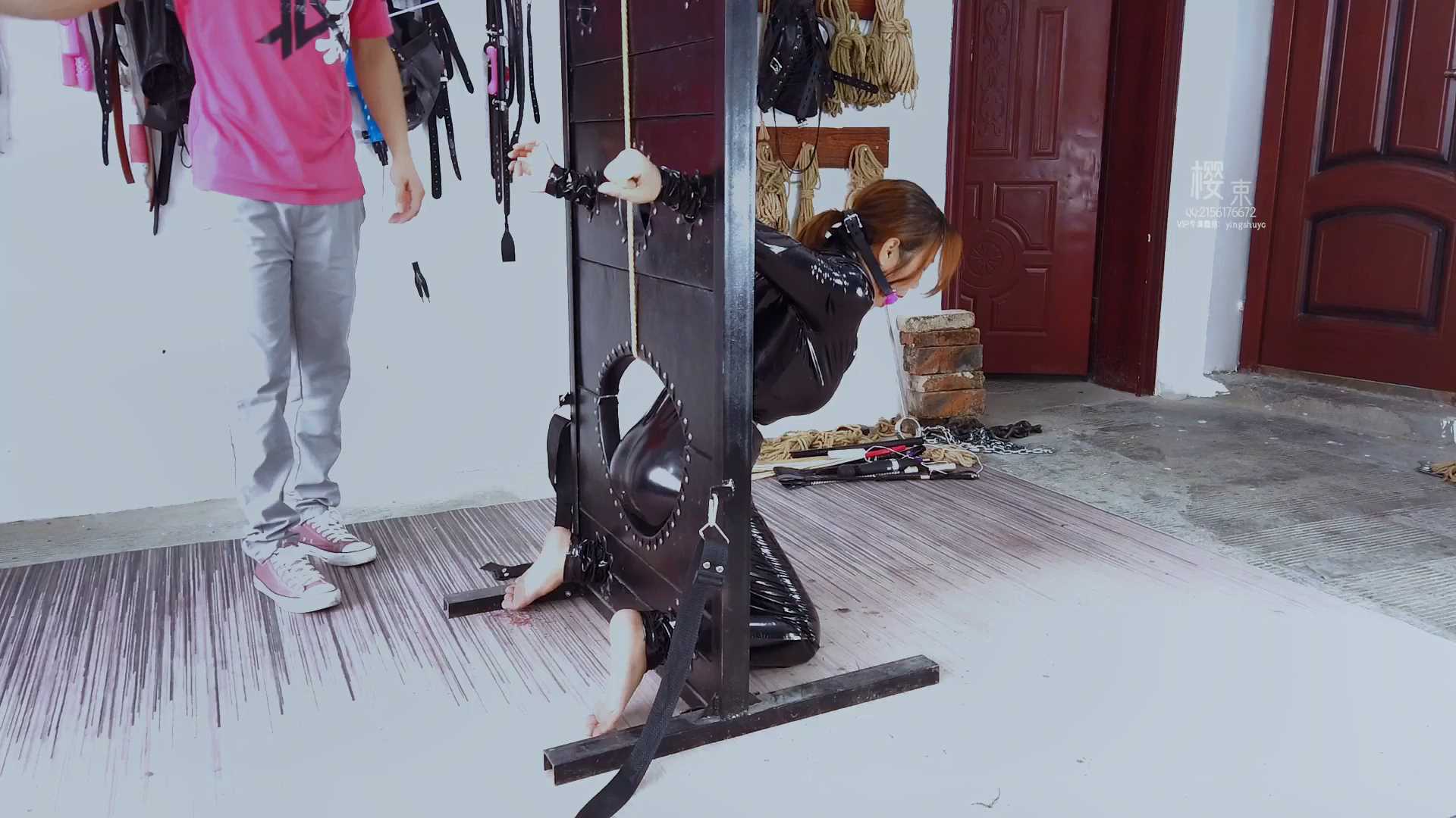YS070 搜查官头部全封踮脚吊缚，型架固定调教.mp4_snapshot_00.36.57_[2025.02.26_09.11.28].jpg