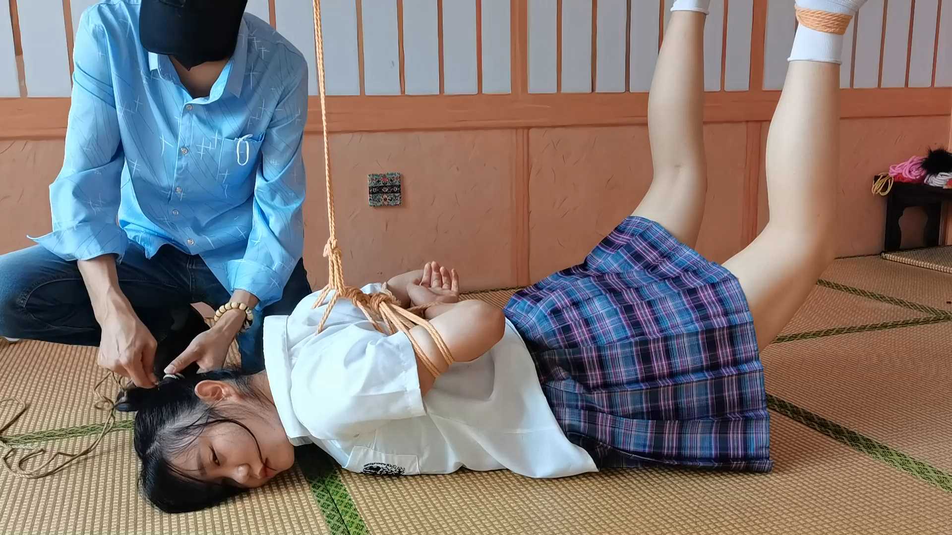 YS195 佩琪趴在地上捆绑起来.mp4_snapshot_00.49_[2025.02.14_11.28.43].jpg