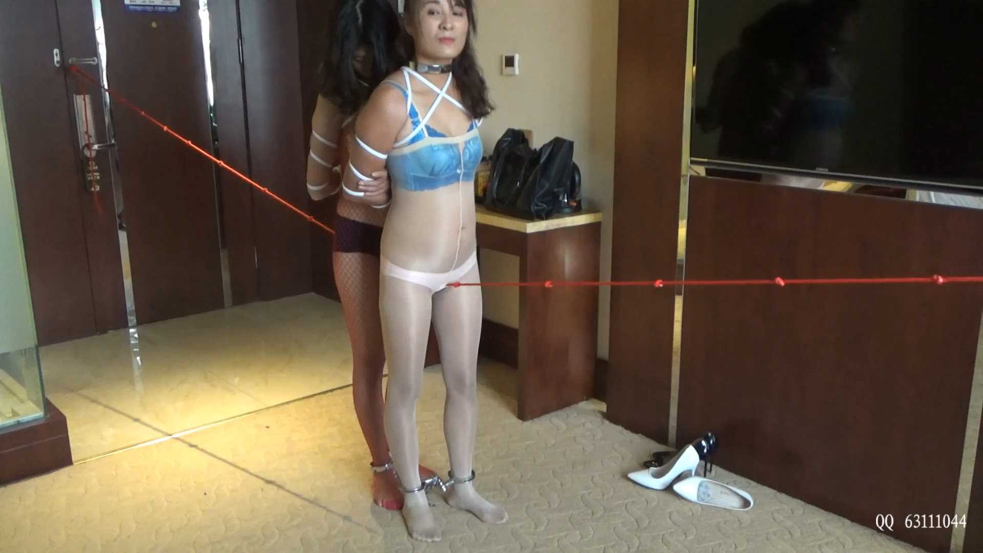 SXYC438 绳奴小M 双人网衣走绳 项圈相连 绳结深陷其中 踉跄的行走 面潮红润，呻吟喘息.jpg