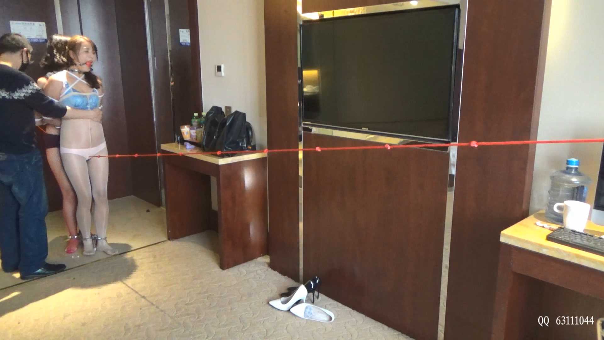 SXYC438 绳奴小M 双人网衣走绳 项圈相连 绳结深陷其中 踉跄的行走 面潮红润，呻吟喘息.jpg
