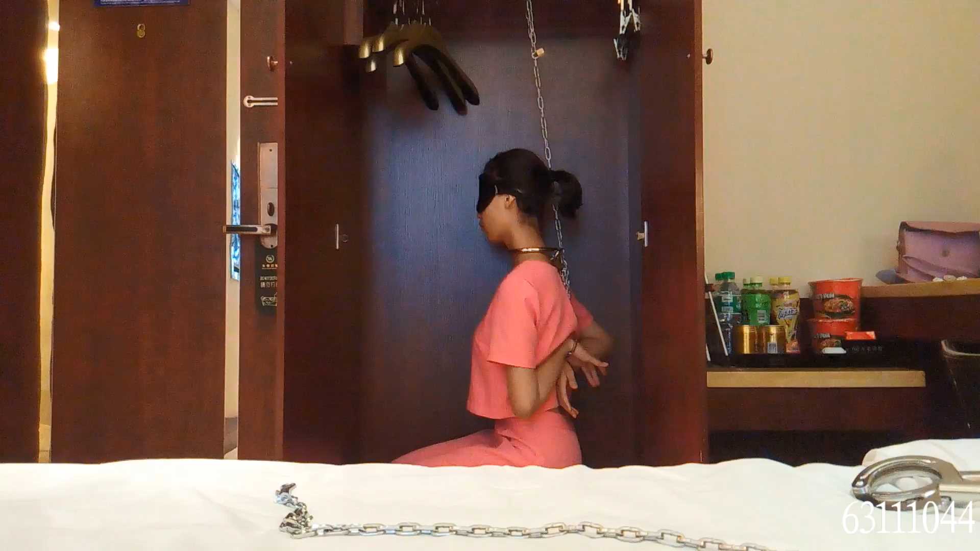 SXYC445 粉红小妹金属行走-小M金属调教镣铐四马.MP4_snapshot_33.09_[2025.02.27_18.51.20].jpg
