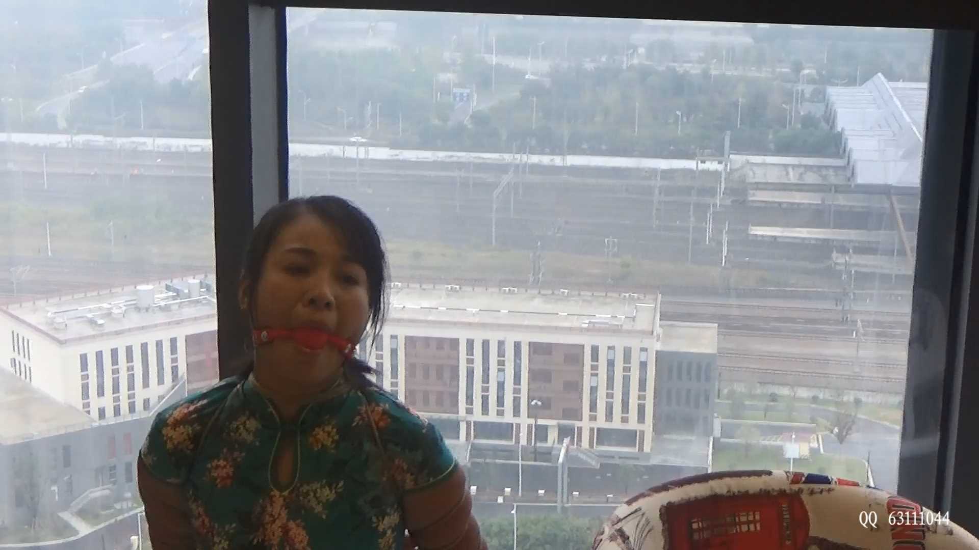 SXYC422 苏州城02 复式房绳T教 红礼服全身镣铐 爬行 绿旗袍超紧勒劲五花大绑 悬吊刺激.jpg