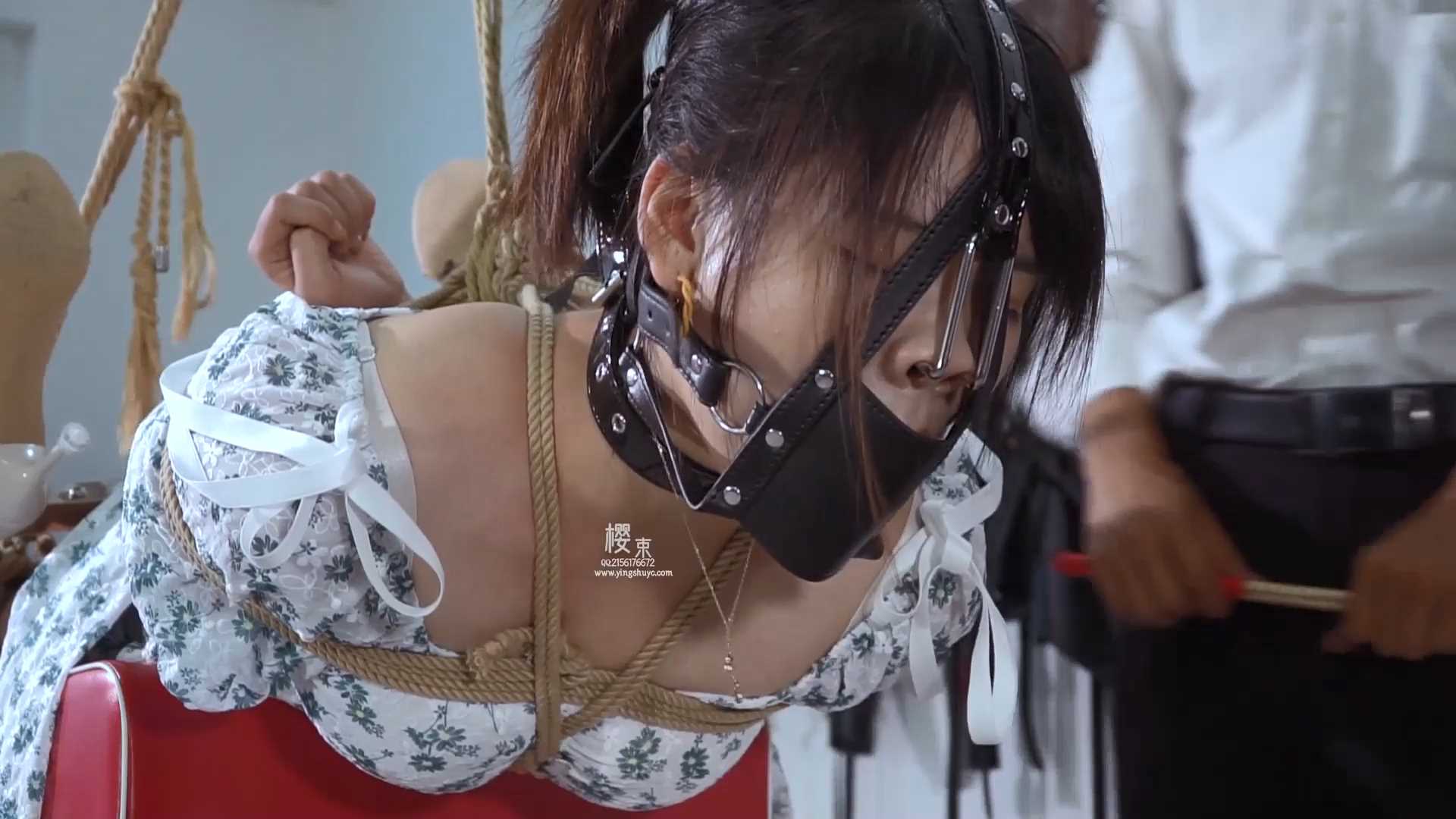 YS201 兄妹系列 抽烟被罚.mp4_snapshot_39.04_[2025.02.27_13.42.40].jpg