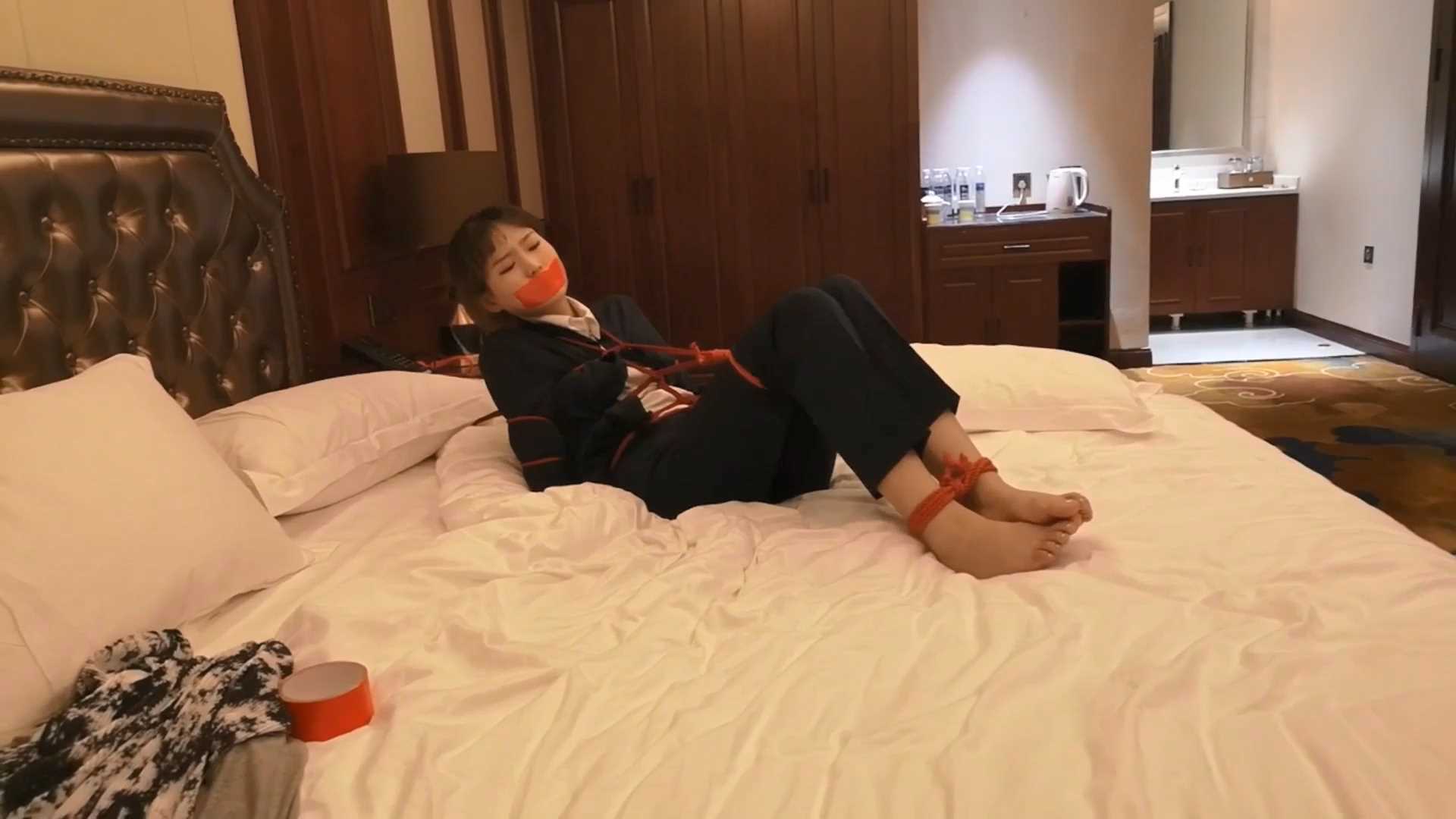SXYC338 雨仟 西装OL捆绑.mp4_snapshot_23.50_[2025.03.01_19.02.22].jpg