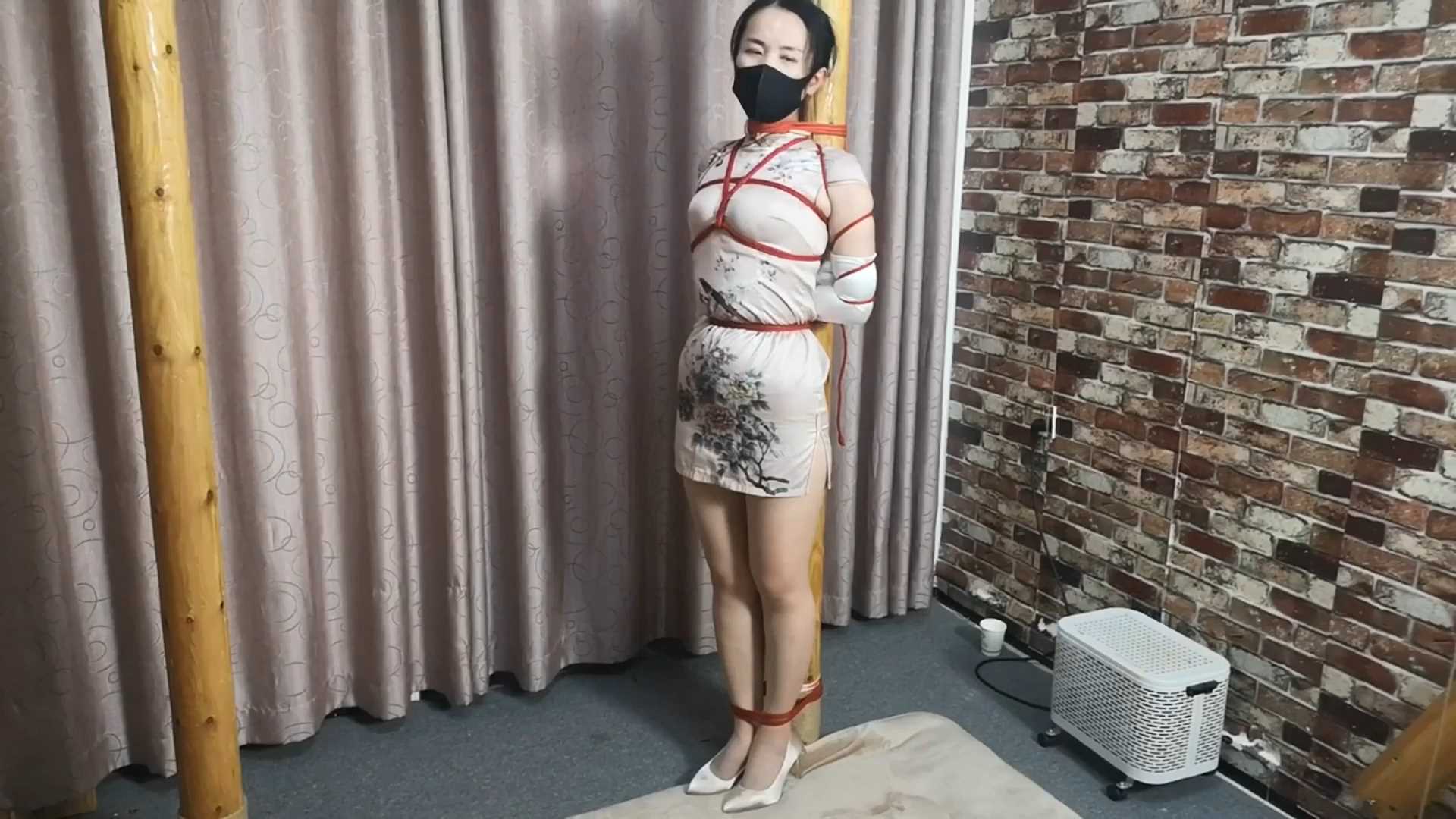 SXYC393 小稚 旗袍白手套 老虎凳上的刺激体验.mp4_snapshot_06.05_[2025.03.01_19.20.25].jpg
