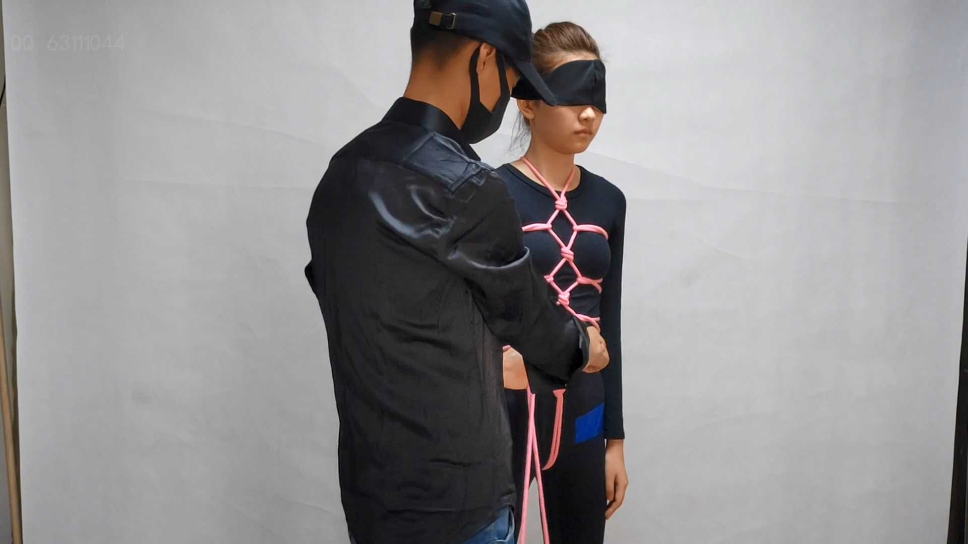 SXYC582 新模苏小小第一次体验捆绑 完美的身材 直臂加铁链五花 小姑娘大学不开学 好奇.jpg