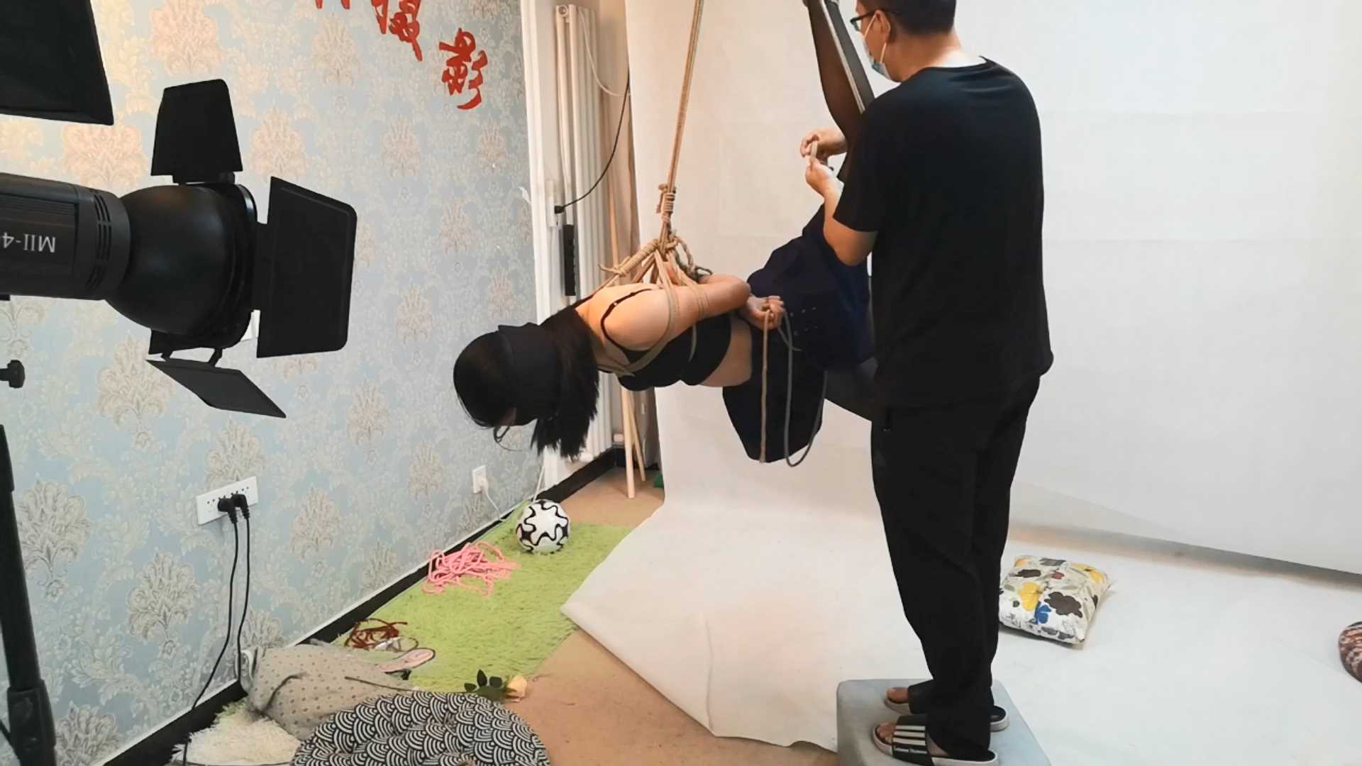 SXYC585 捆绑调叫黑衣小奴 股绳拉扯 驷马悬吊 脚尖垫来回晃动地的折磨.mp4_snapshot_0.jpg