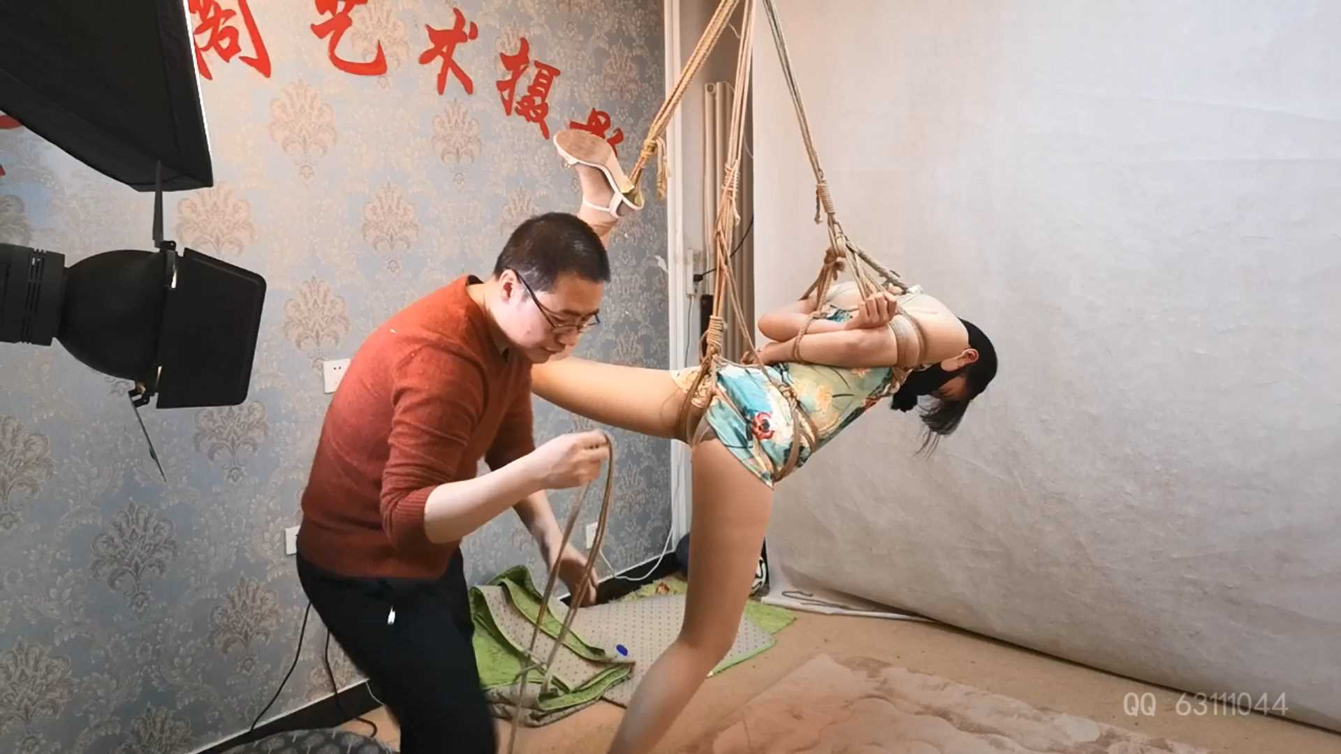 SXYC643 杨蕊 荷叶旗袍 空中悬吊 X架上的震动享受.mp4_snapshot_20.11_[2025.02.27_19.jpg