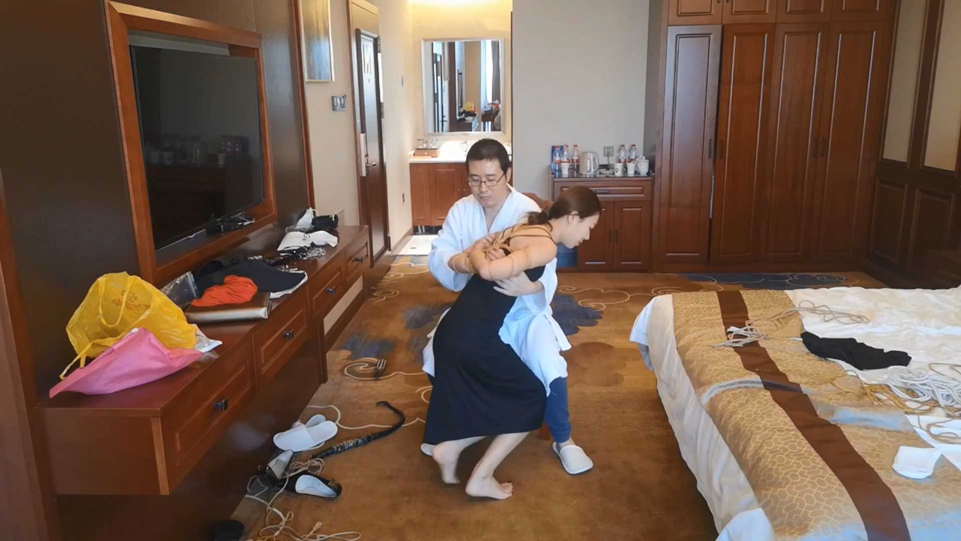 SXYC027 佩戴多种口球的流口水效果试验.mp4_snapshot_06.20_[2025.03.01_17.54.16].jpg