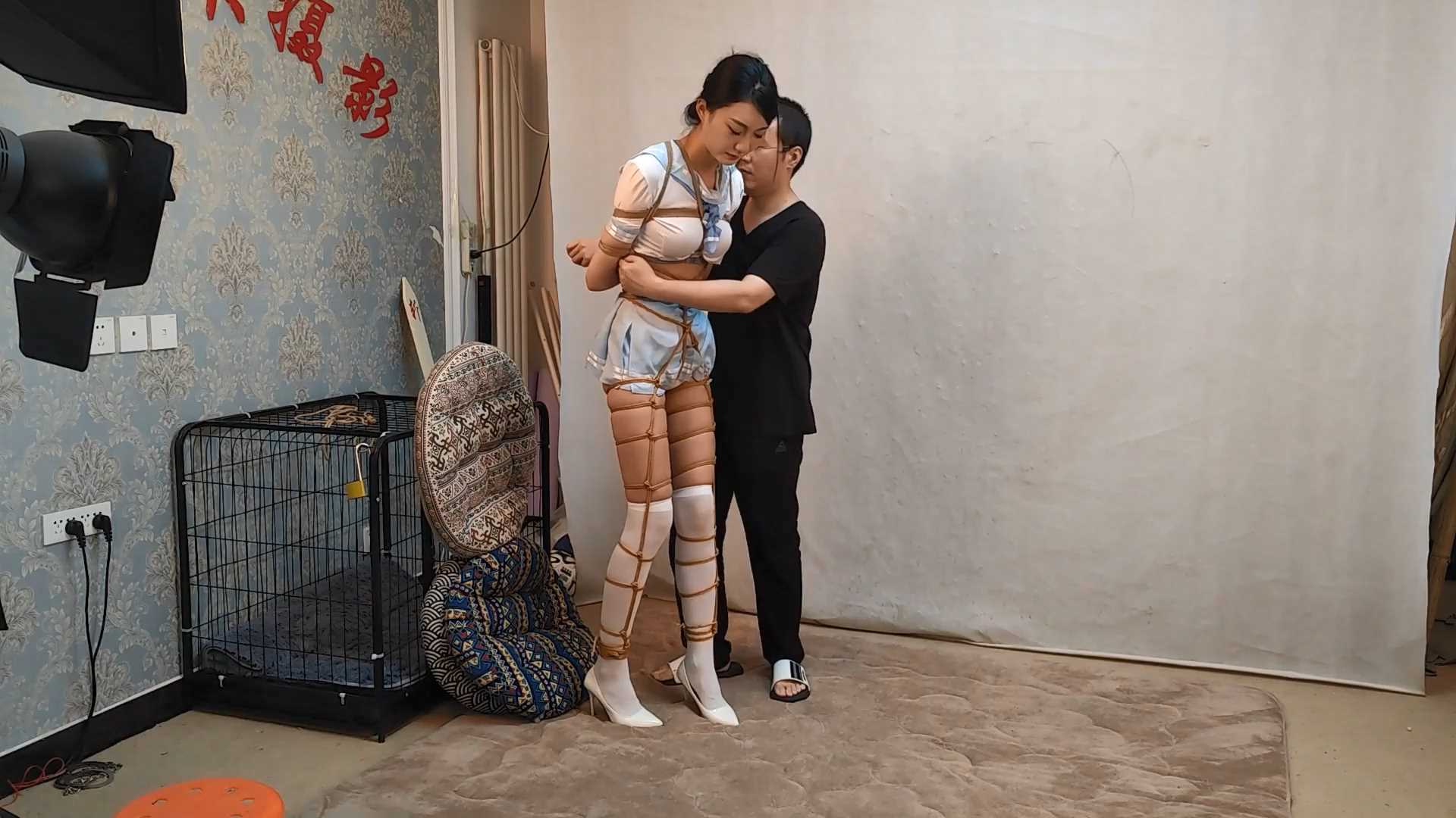 SXYC031 苏樱 偷猫的女贼被抓住 电击折磨.mp4_snapshot_21.40_[2025.03.01_17.54.54].jpg