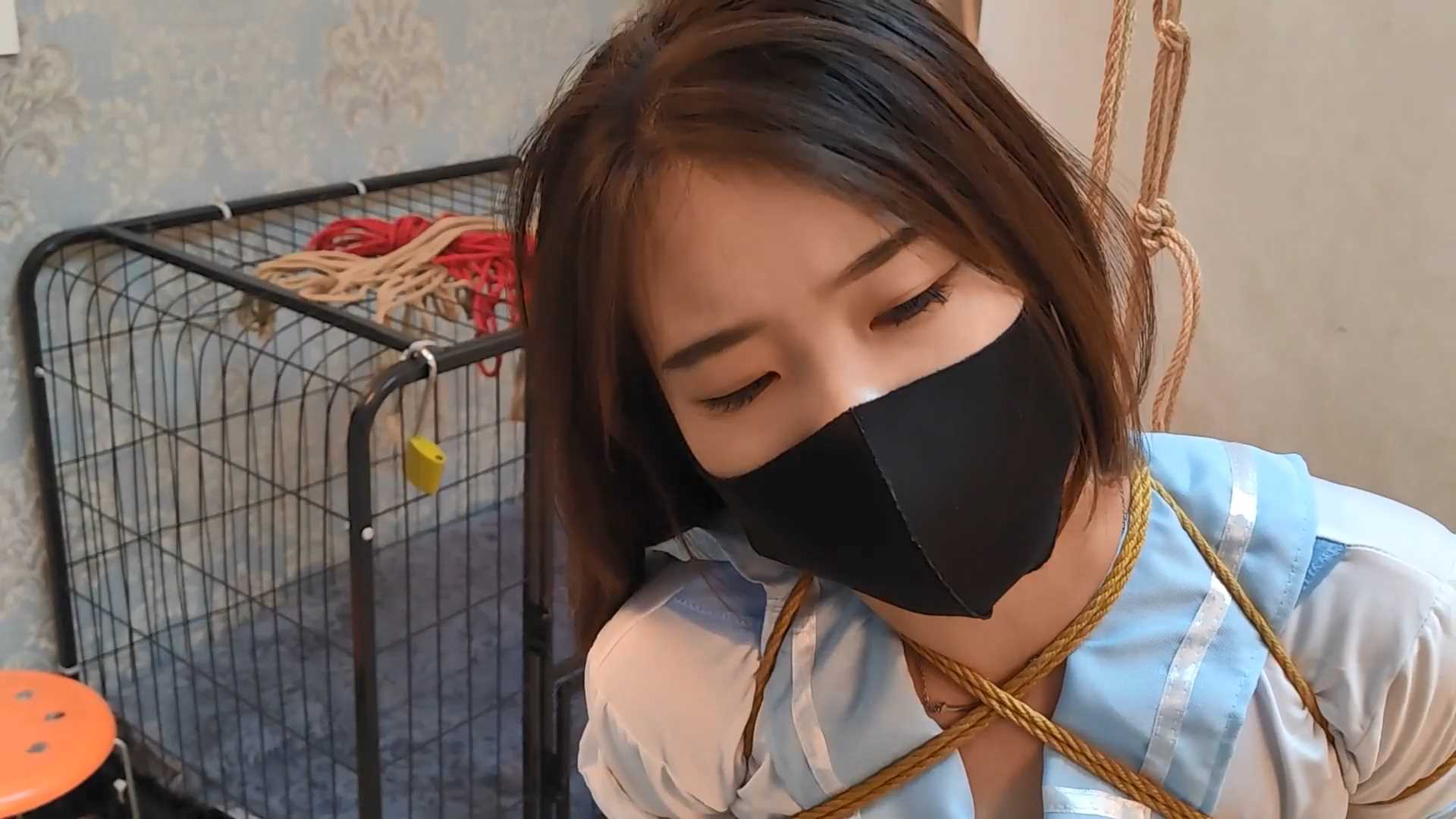 SXYC043 杨蕊超短学生服全身紧缚 满身的绳痕.mp4_snapshot_13.50_[2025.03.01_17.56.53].jpg