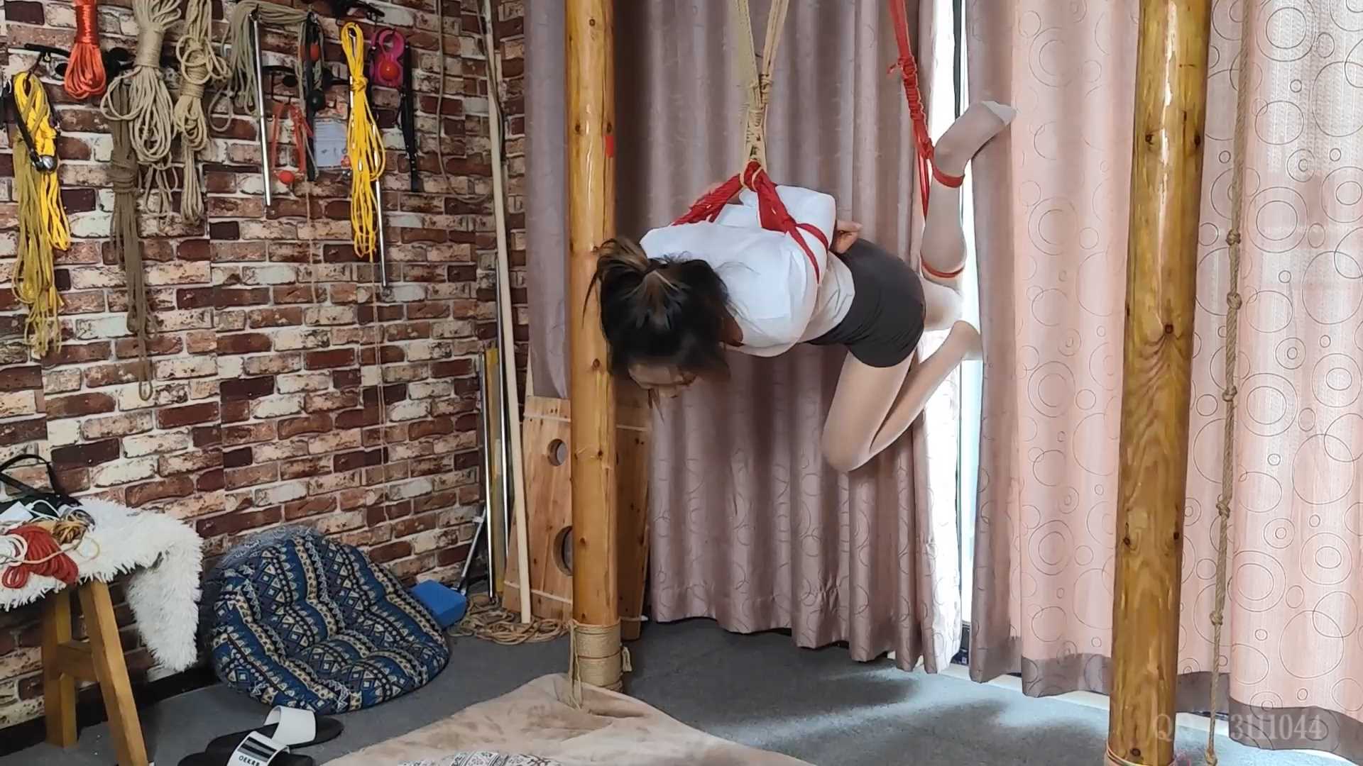 SXYC047 红绳单腿吊绑 分腿绑.mp4_snapshot_12.40_[2025.03.01_17.57.30].jpg