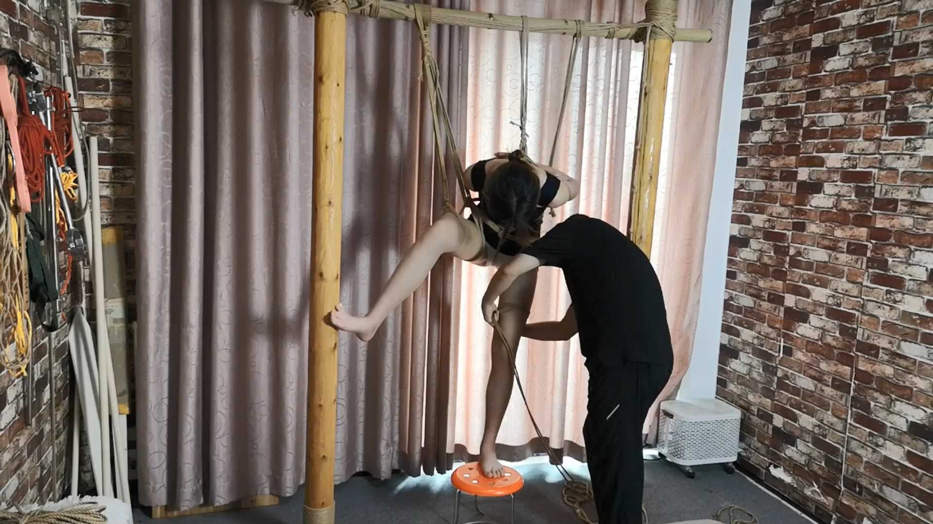 SXYC097 杨蕊羞羞的分腿吊缚折磨.mp4_snapshot_20.10_[2025.03.01_18.07.01].jpg