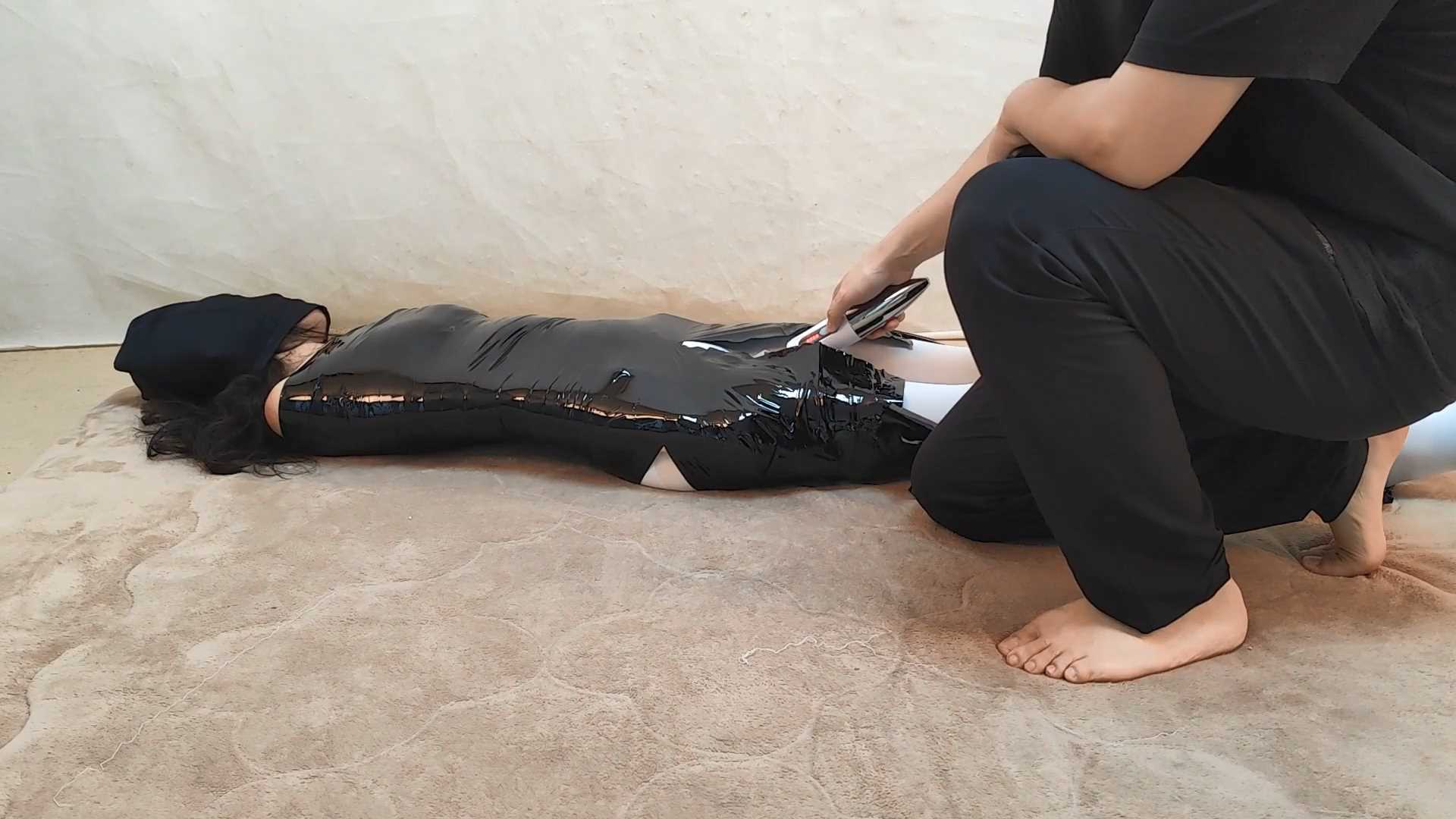 SXYC131 雅熙黑胶全包惩罚.mp4_snapshot_23.10_[2025.03.01_18.13.31].jpg