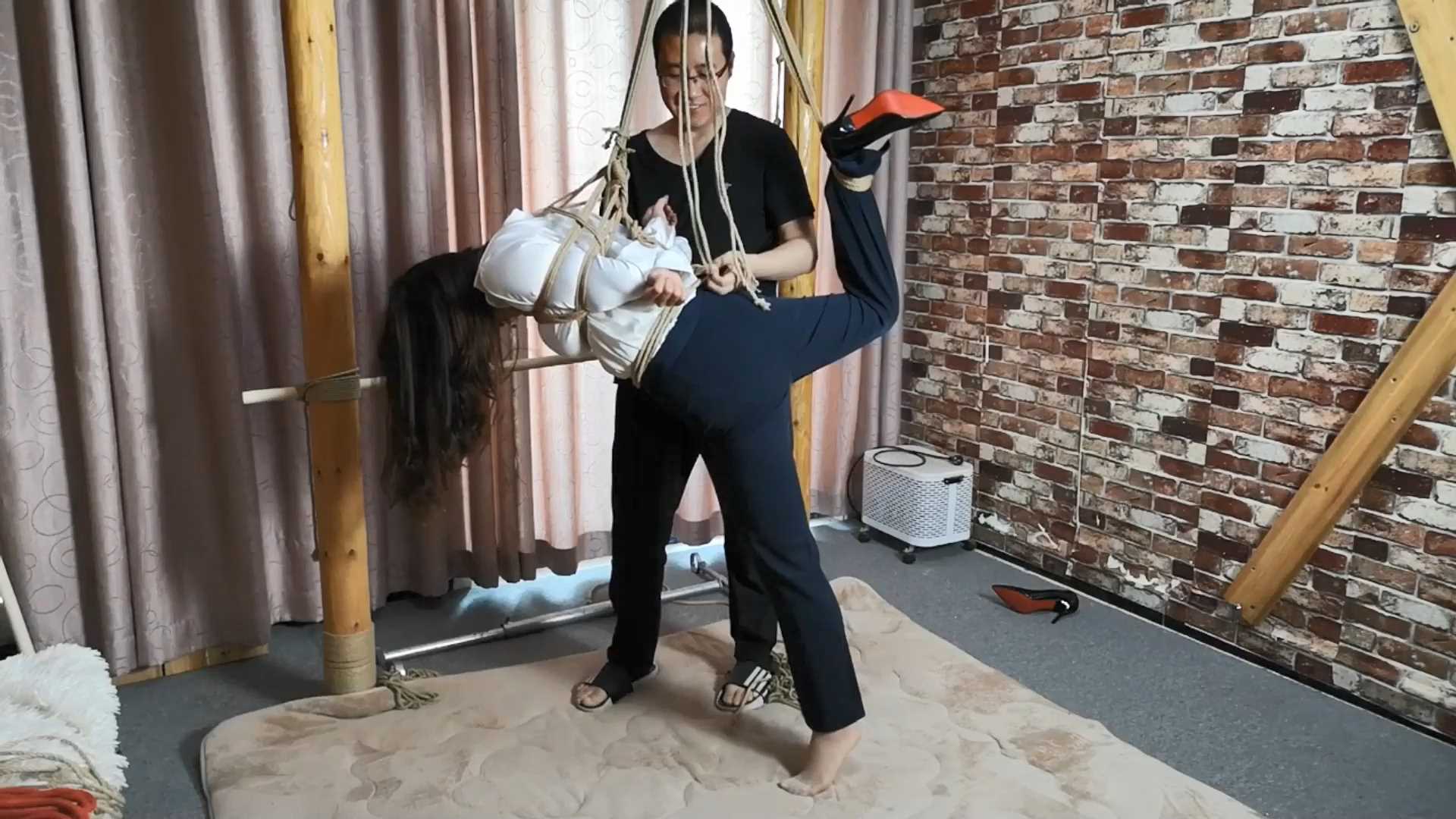 SXYC186 紫依 白衬西裤 极限单腿吊转圈.mp4_snapshot_08.20_[2025.03.01_18.27.59].jpg