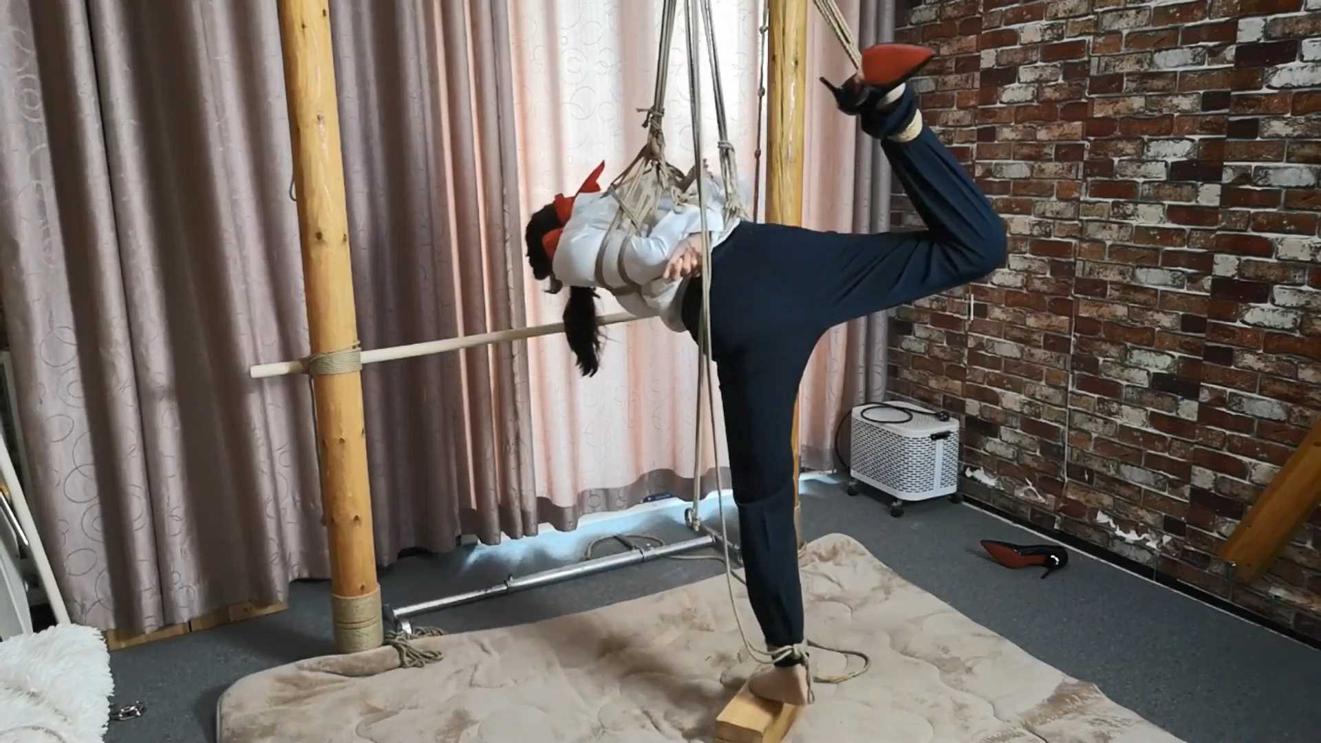 SXYC186 紫依 白衬西裤 极限单腿吊转圈.mp4_snapshot_16.30_[2025.03.01_18.28.06].jpg
