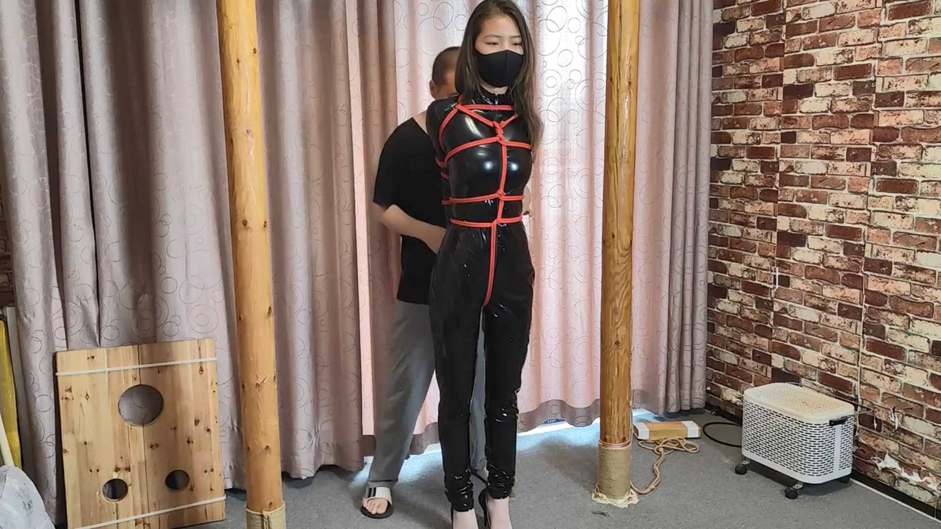 SXYC631 艾琳 胶衣直臂.mp4_snapshot_11.20_[2025.02.27_19.48.50].jpg