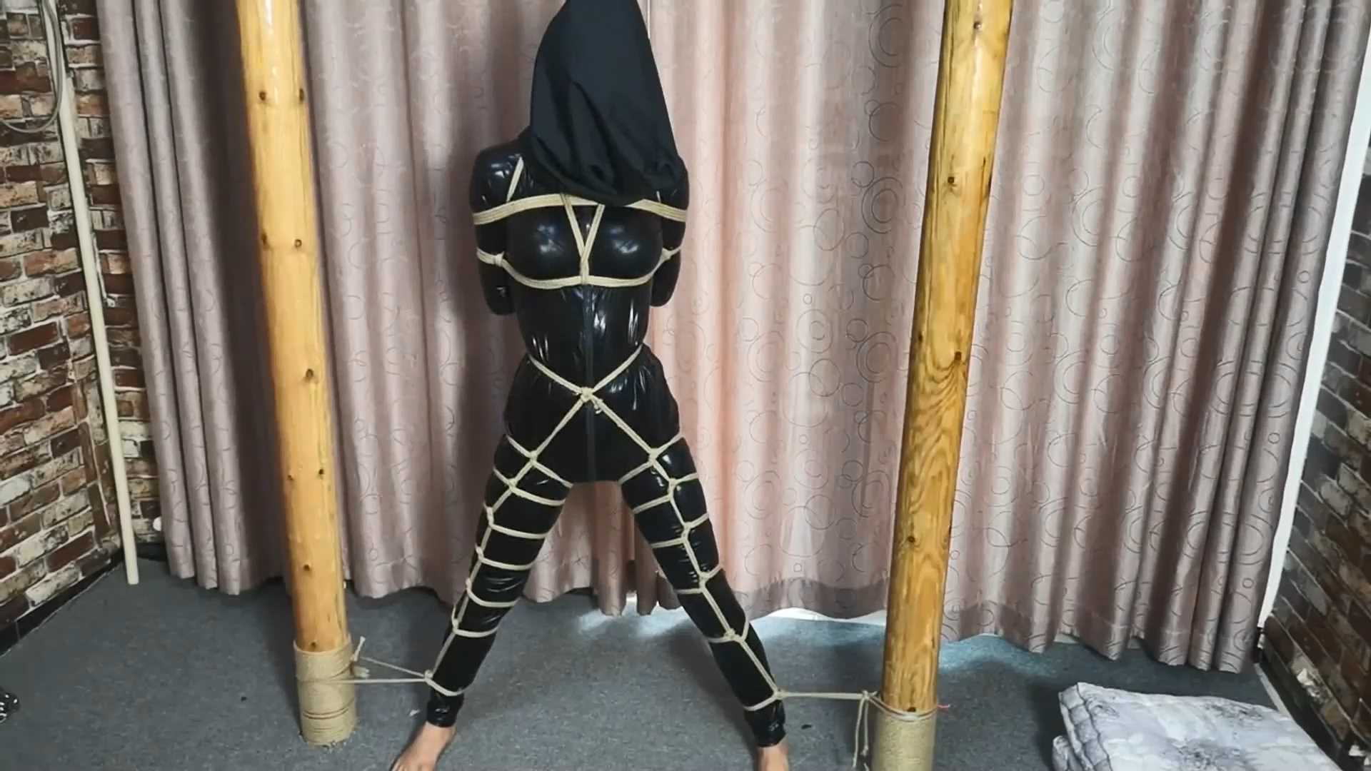 SXYC633 雅思 胶衣女贼调教 多层包裹 绷带蒙头 丝袜堵嘴 装麻袋.mp4_snapshot_00.05.3.jpg